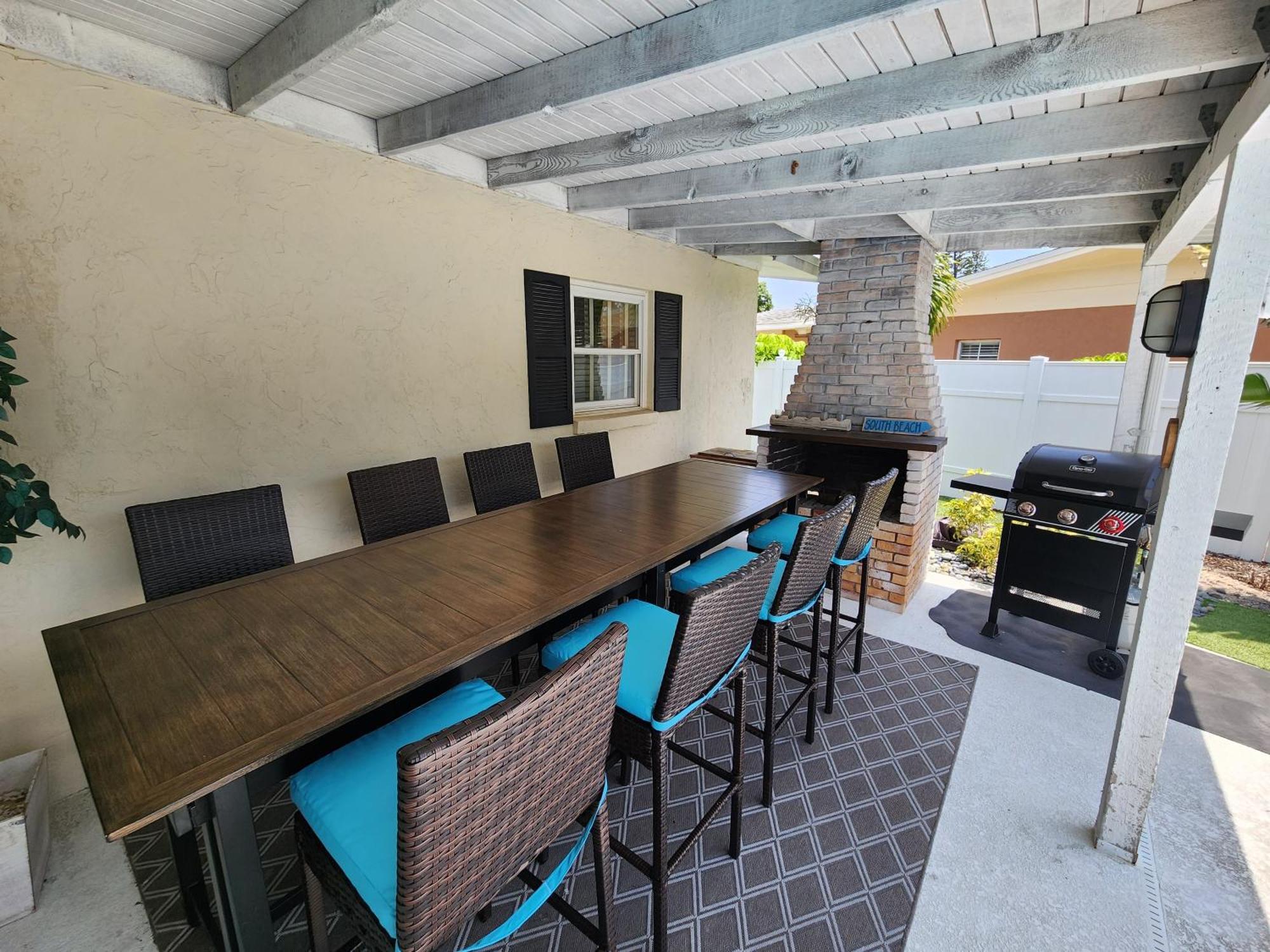 Cape Vista Getaway! Heated Pool Minutes Away From Anna Maria With Grill! Holiday home Bradenton