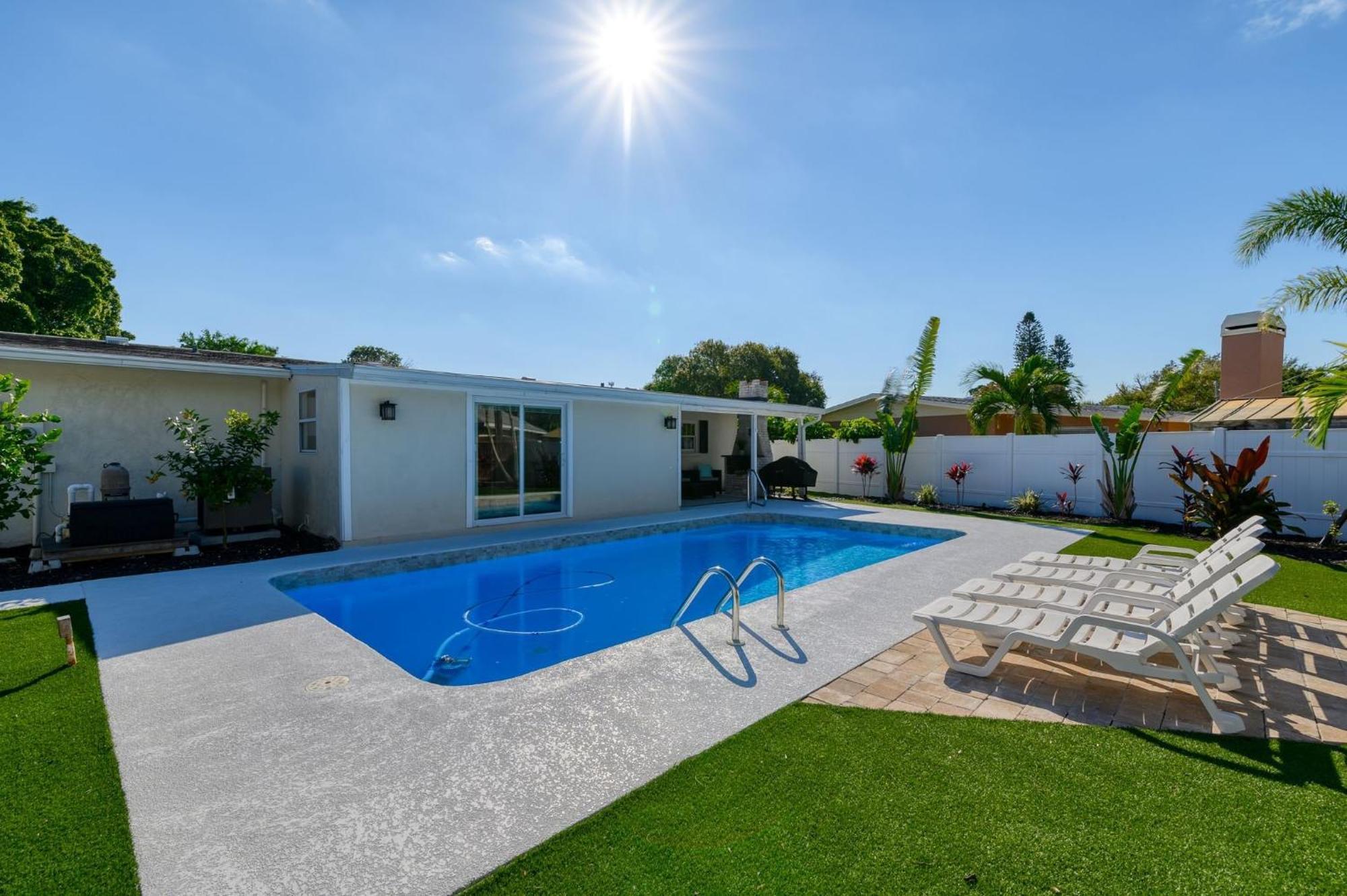 Cape Vista Getaway! Heated Pool Minutes Away From Anna Maria With Grill! * Bradenton