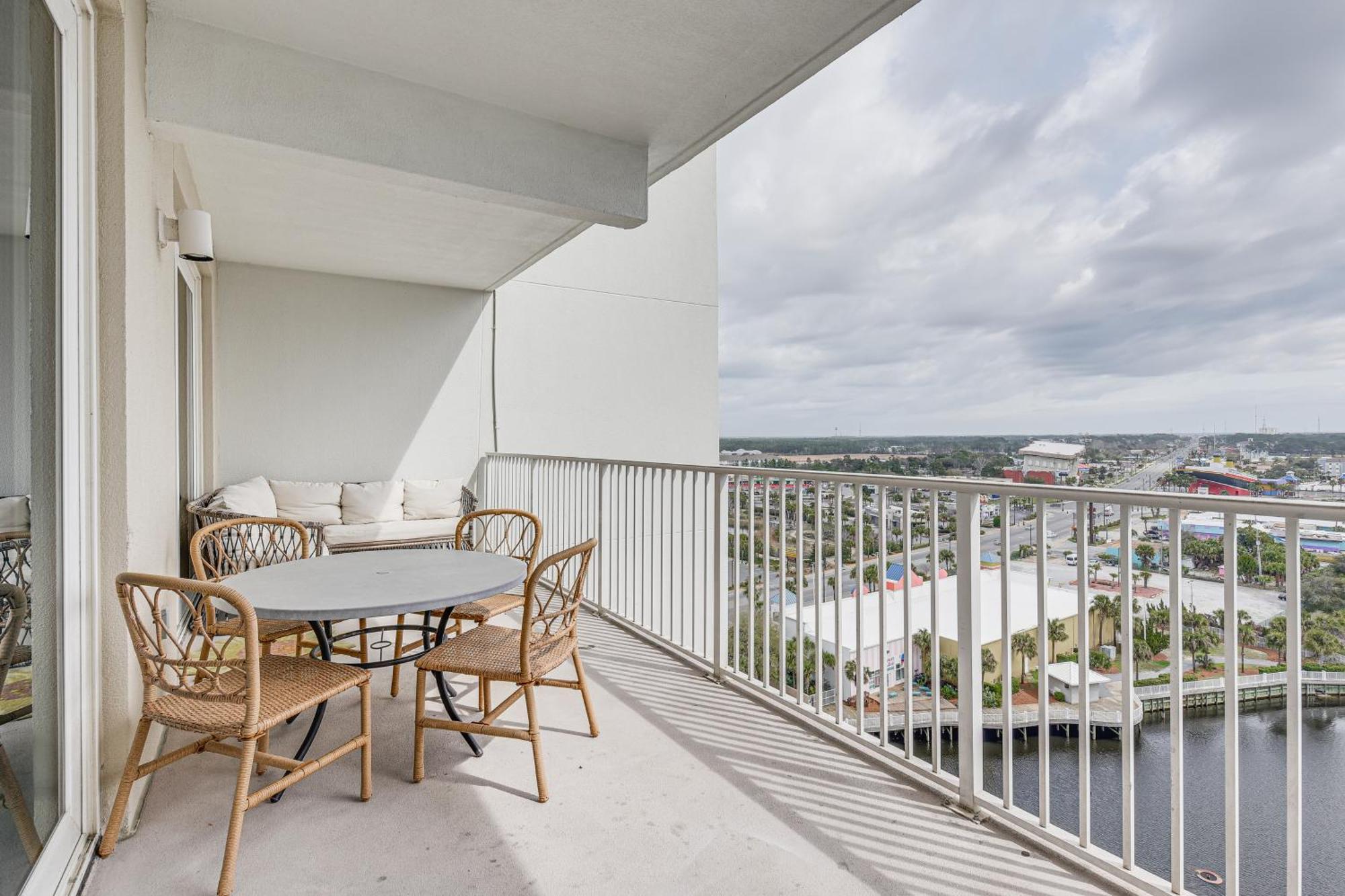 Happy Cows Retreat In Pcb With Lagoon Views! Apartment