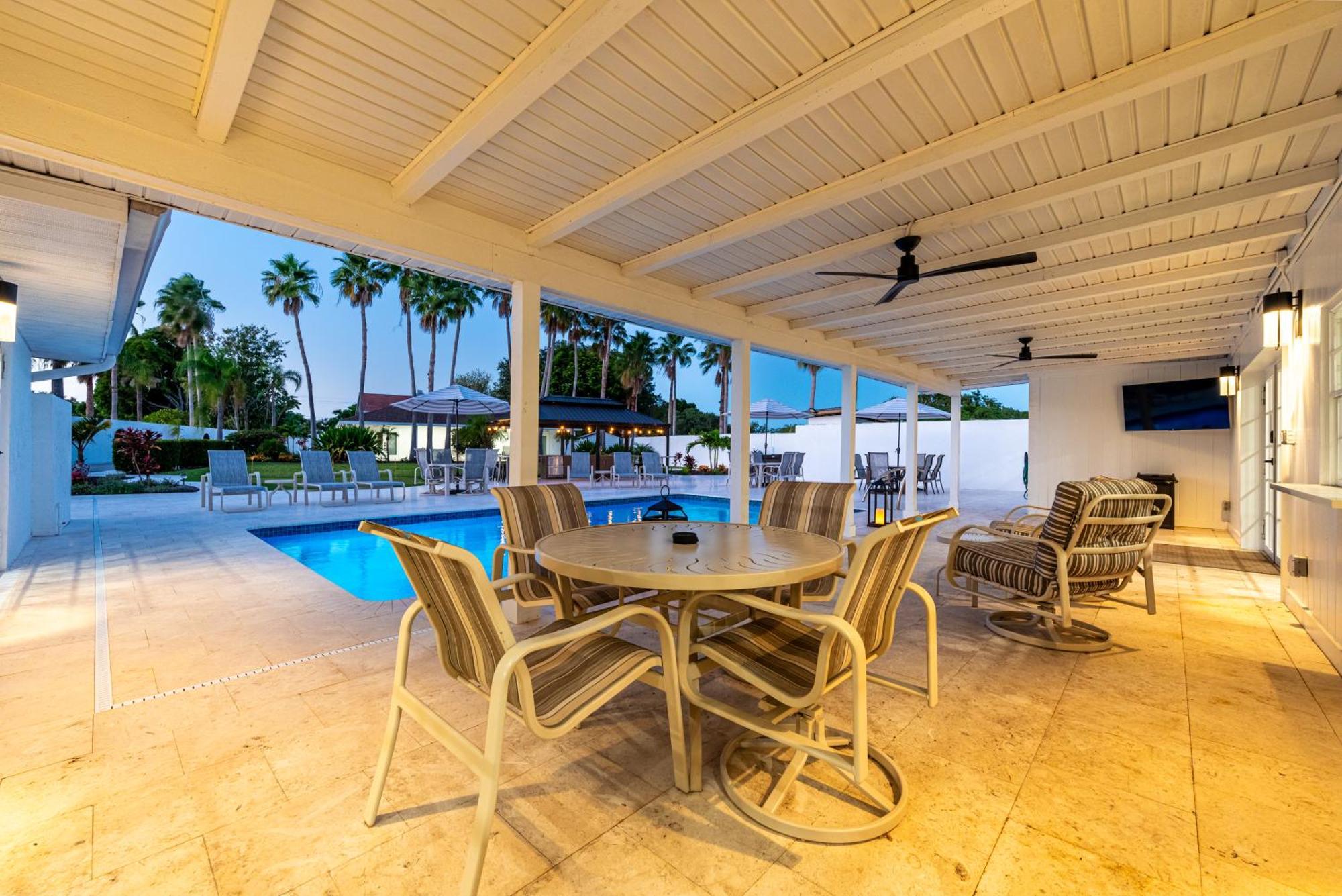 75 Palms! Sleeps 23! Luxury 1 Acre Lot Pool And Spa, Putting & Game Room! Bradenton