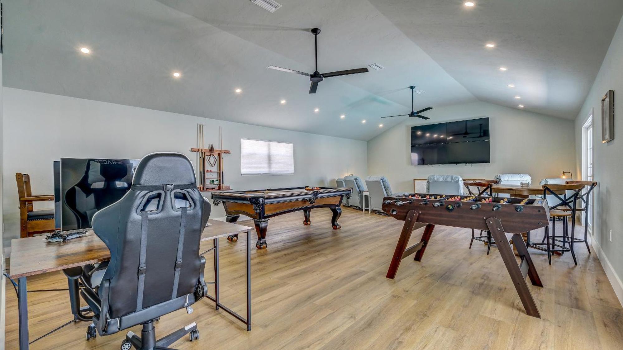 75 Palms! Sleeps 23! Luxury 1 Acre Lot Pool And Spa, Putting & Game Room! Holiday home