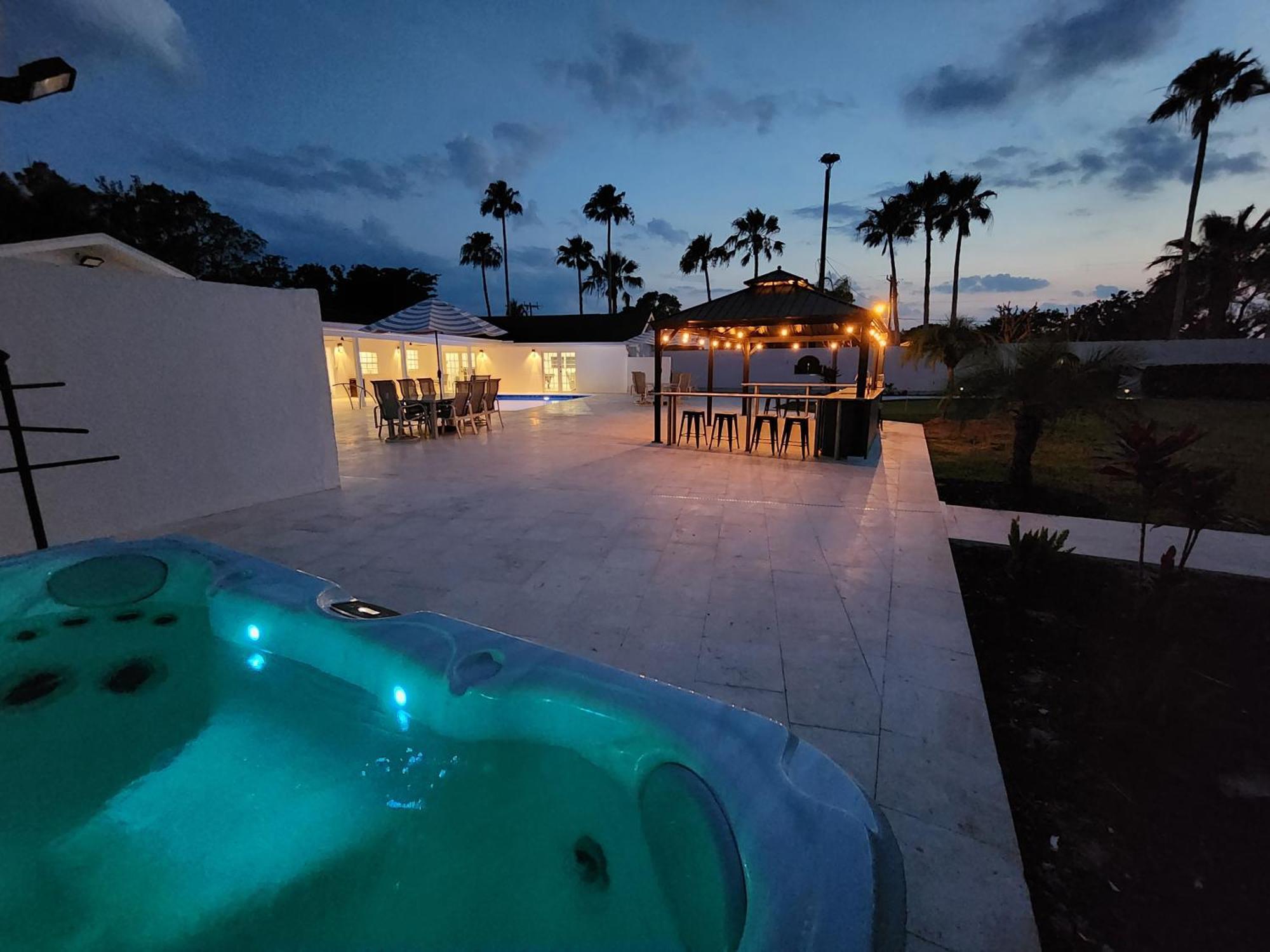 75 Palms! Sleeps 23! Luxury 1 Acre Lot Pool And Spa, Putting & Game Room! * Bradenton