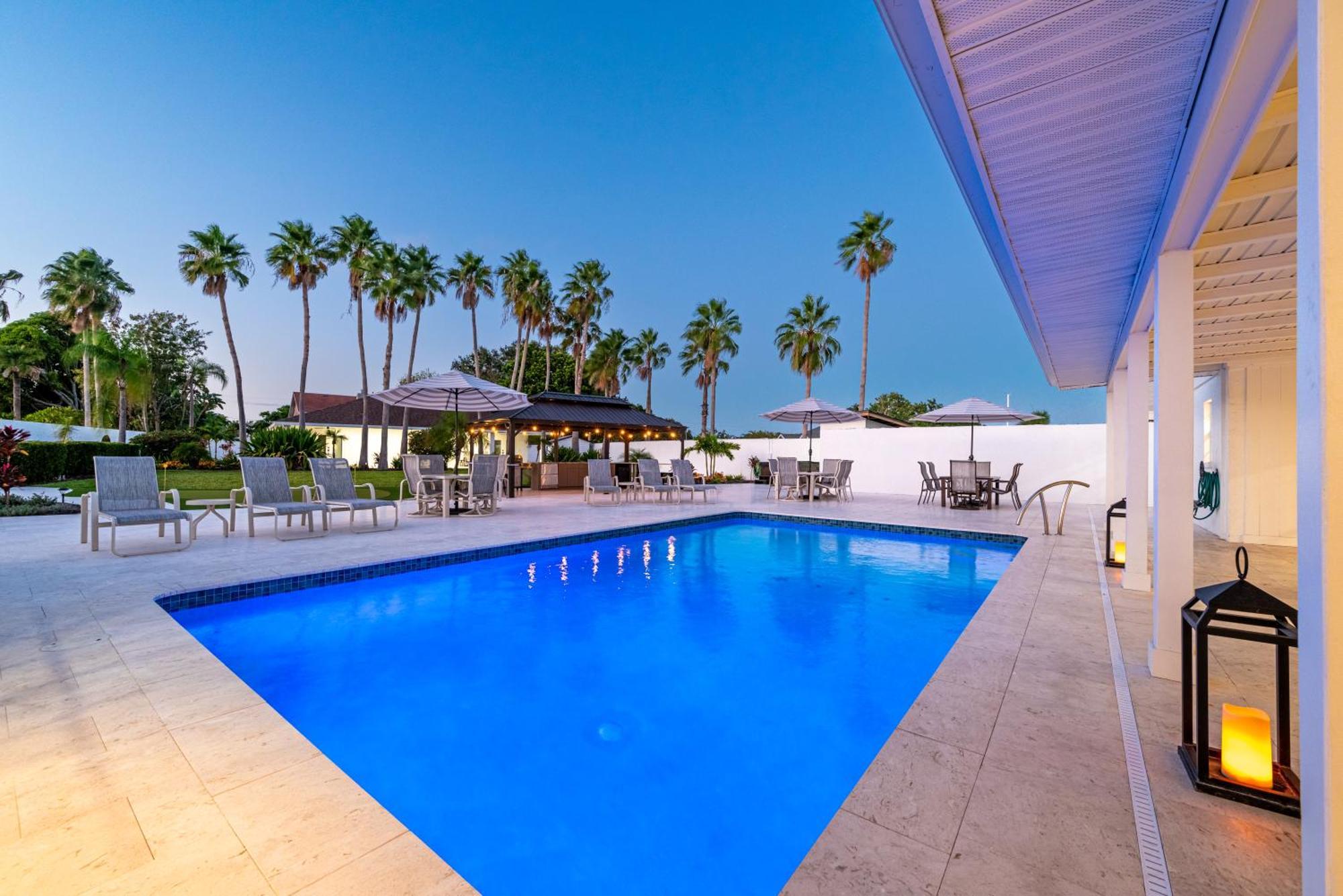 Holiday home 75 Palms! Sleeps 23! Luxury 1 Acre Lot Pool And Spa, Putting & Game Room!