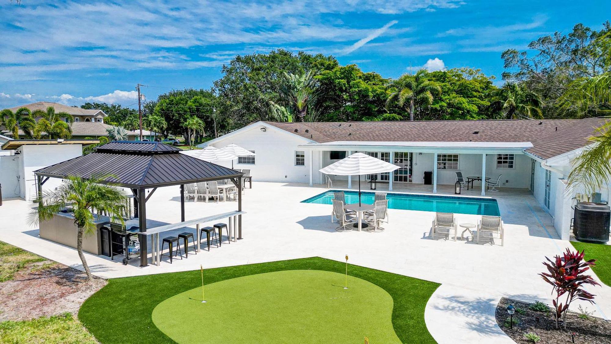 75 Palms! Sleeps 23! Luxury 1 Acre Lot Pool And Spa, Putting & Game Room! Holiday home Bradenton