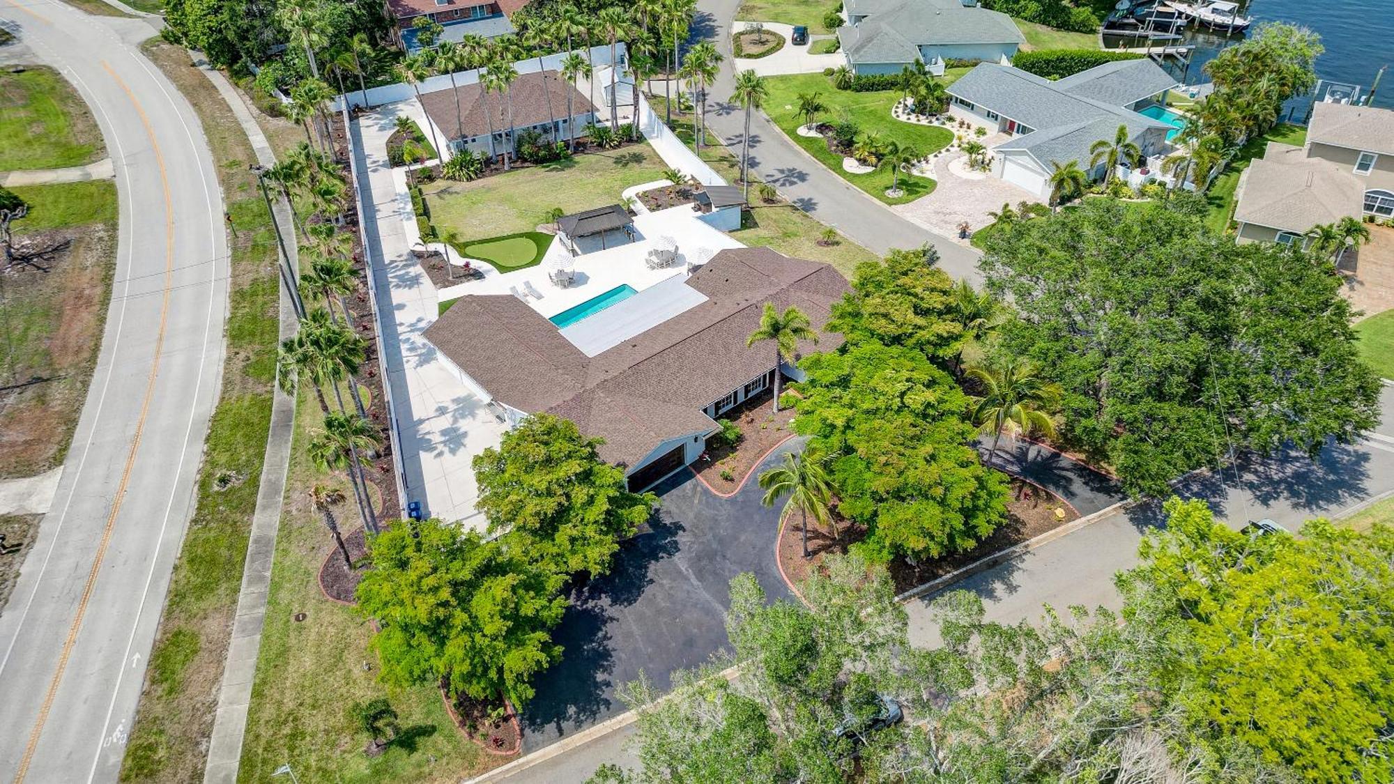 75 Palms! Sleeps 23! Luxury 1 Acre Lot Pool And Spa, Putting & Game Room! * Bradenton