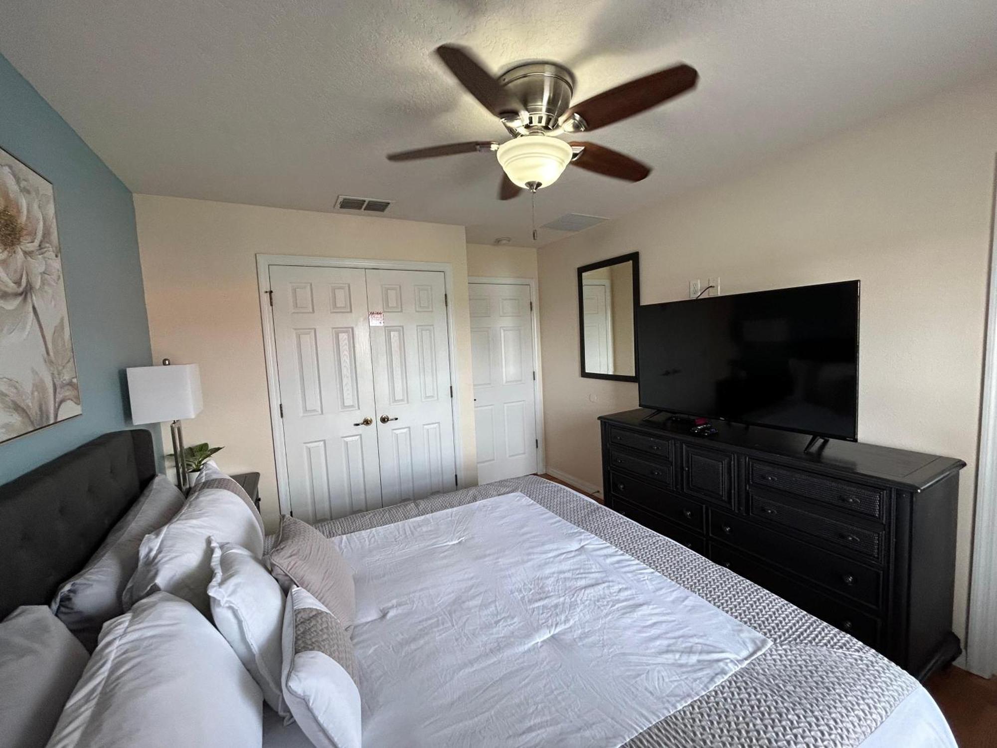Holiday home New! Lakefront Views- Encantada Townhouse
