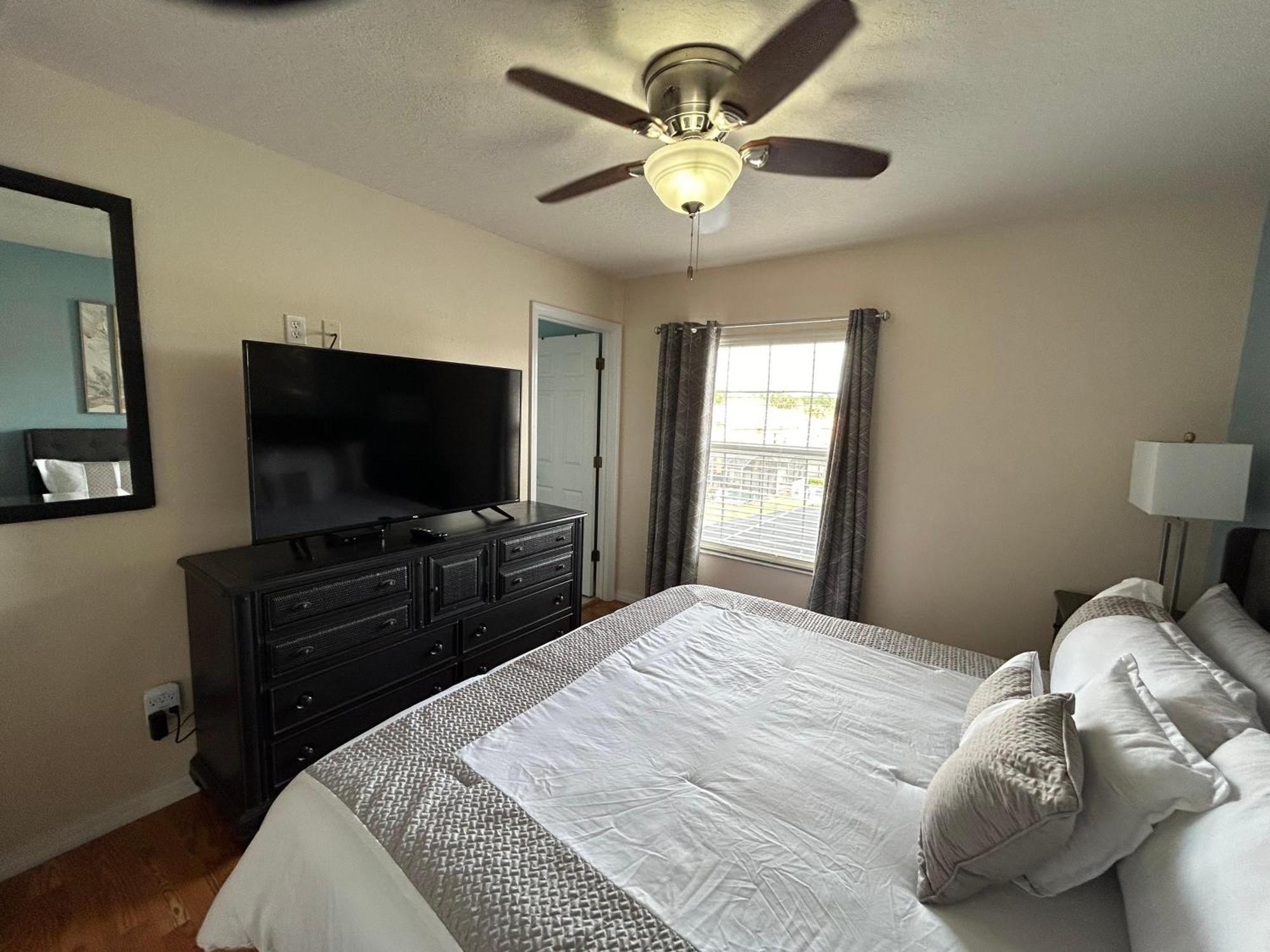 New! Lakefront Views- Encantada Townhouse Holiday home Kissimmee