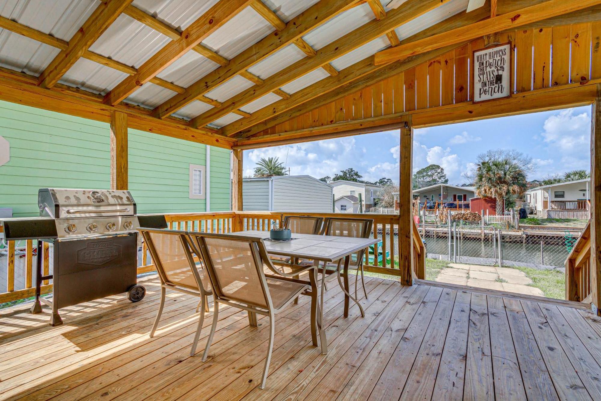 With Private Dock - 7 Mi To Beaches Holiday home *