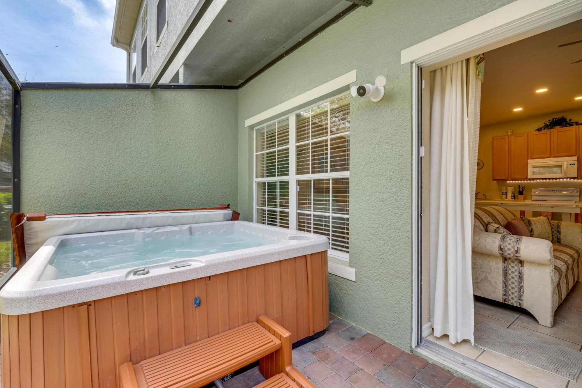 With Private Hot Tub 6 Mi To Disney! Holiday home *