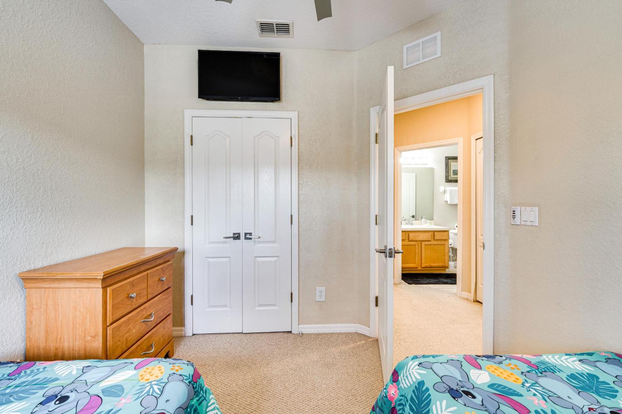With Private Hot Tub 6 Mi To Disney! Holiday home Kissimmee