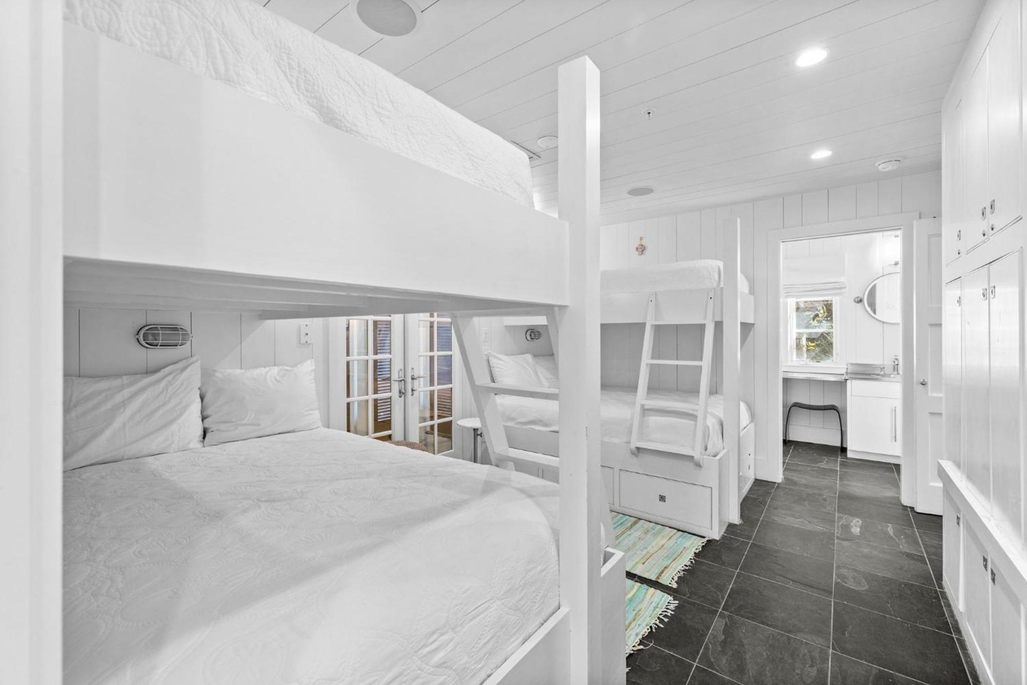 Front Seaside - Outside The Box - 4br 4,5bth