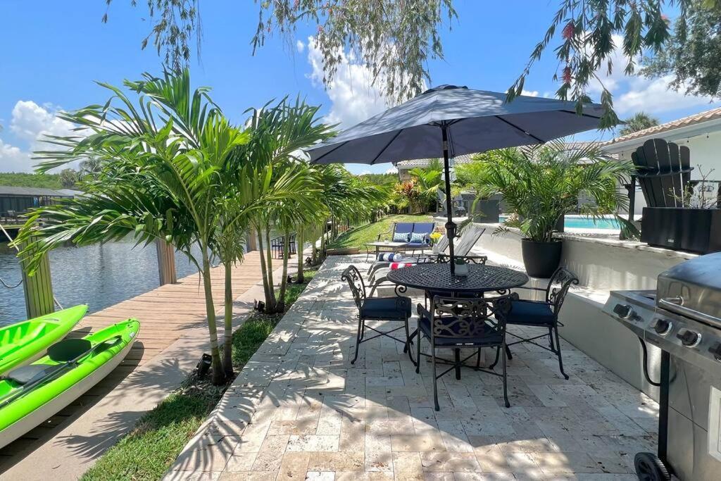 Waterfront Tropical Oasis, Htd Pool-hottub-kayaks Holiday home