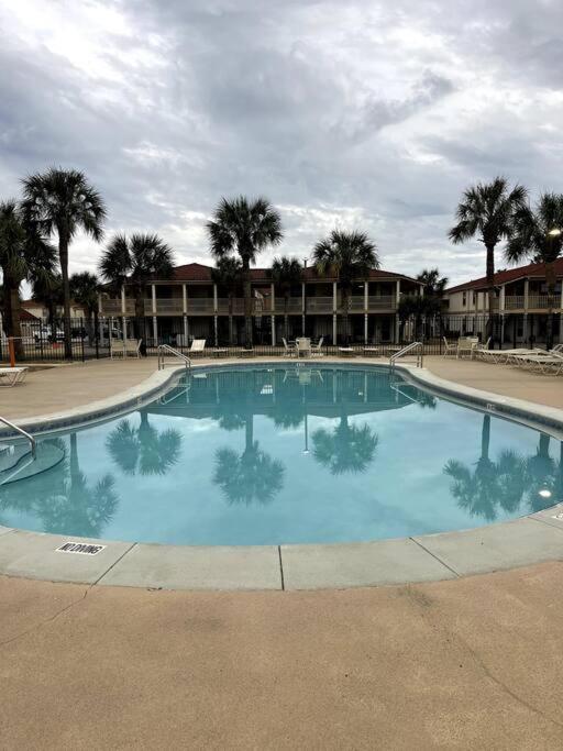 Lazy Palm 4 Pools Short Walk To Beach! Sleeps 5! Panama City Beach