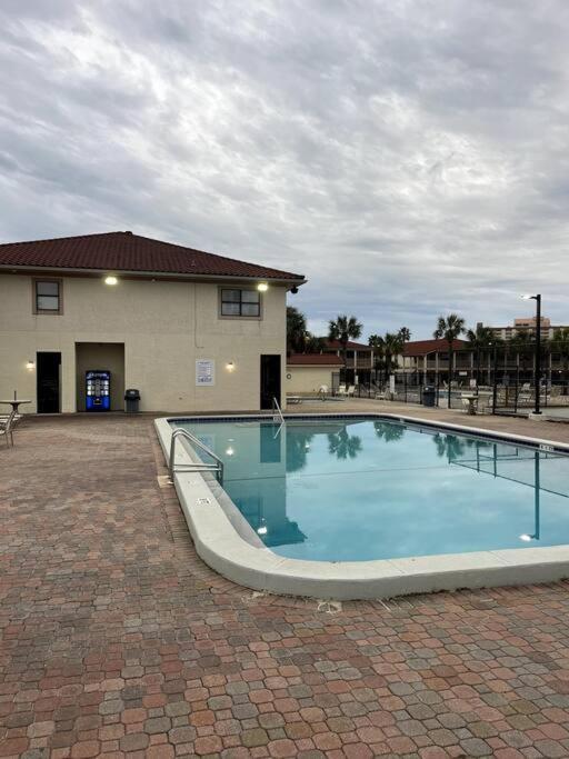 Lazy Palm 4 Pools Short Walk To Beach! Sleeps 5! * Panama City Beach