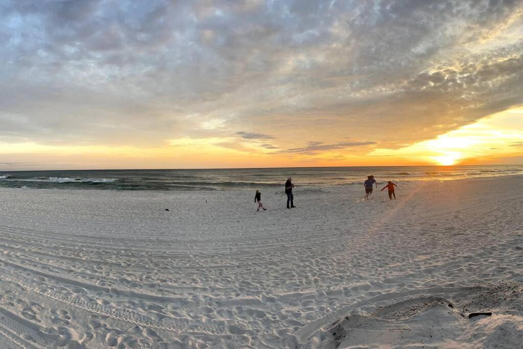 Lazy Palm 4 Pools Short Walk To Beach! Sleeps 5! * Panama City Beach