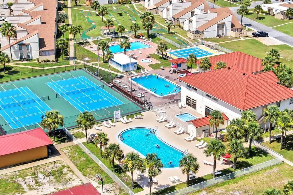 Lazy Palm 4 Pools Short Walk To Beach! Sleeps 5! * Panama City Beach