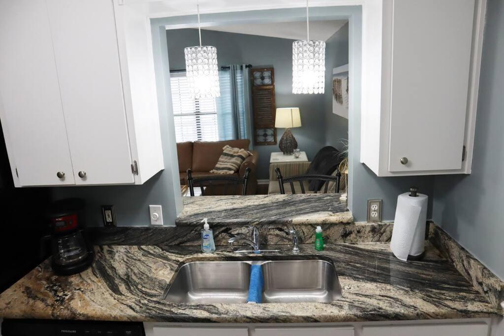 Apartment Lazy Palm 4 Pools Short Walk To Beach! Sleeps 5!