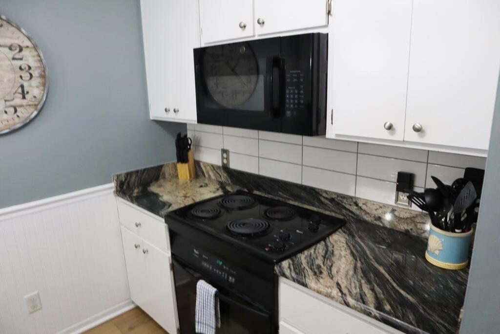 Lazy Palm 4 Pools Short Walk To Beach! Sleeps 5!