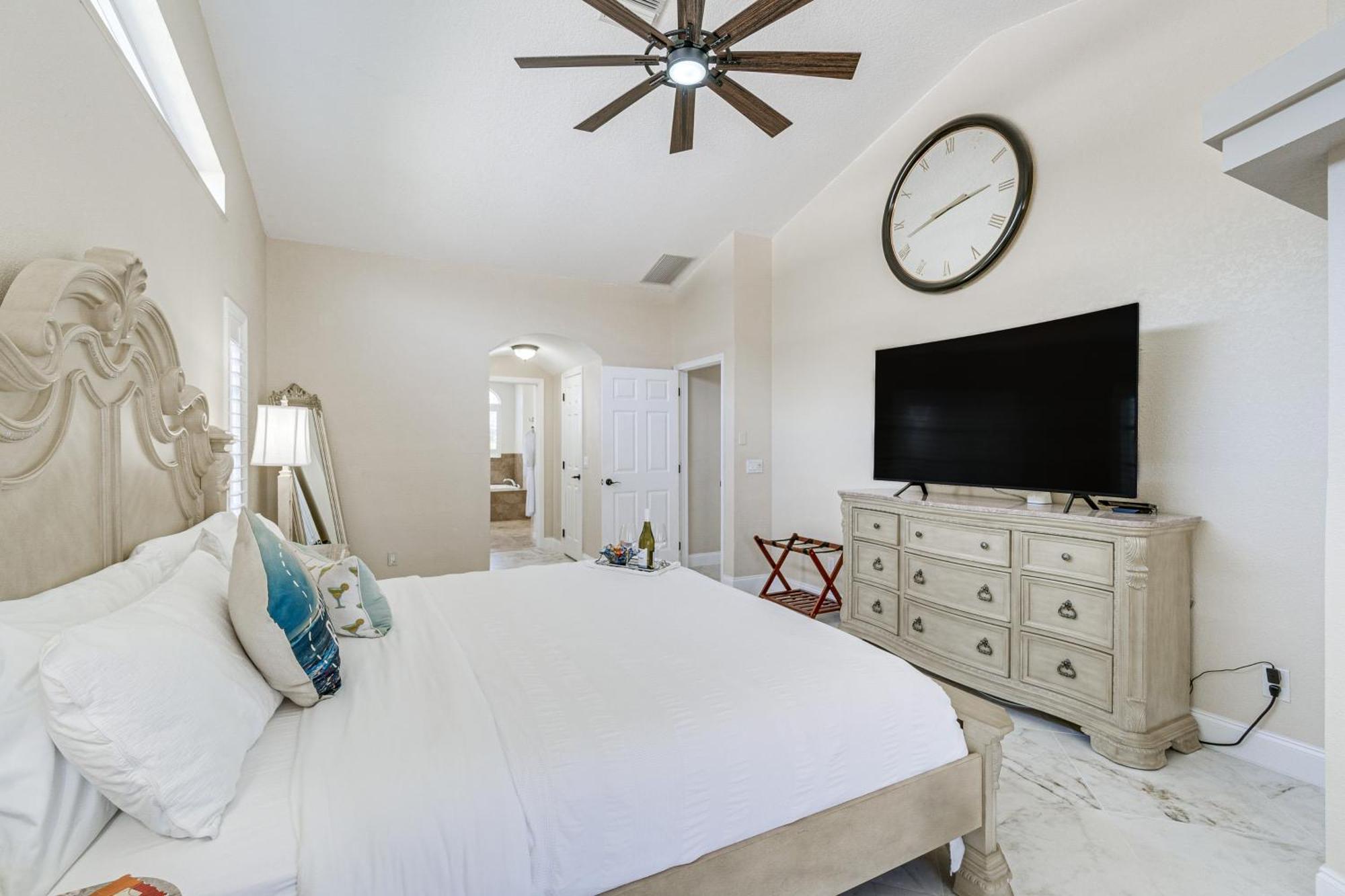 Luxe Waterfront Oasis With Dock, Heated Pool And Spa! Holiday home *