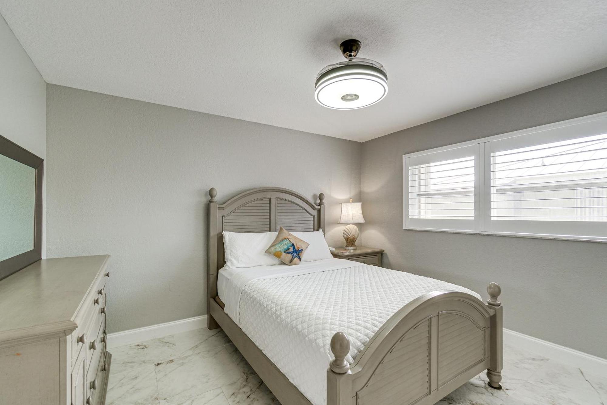 Holiday home Luxe Waterfront Oasis With Dock, Heated Pool And Spa! Port Charlotte