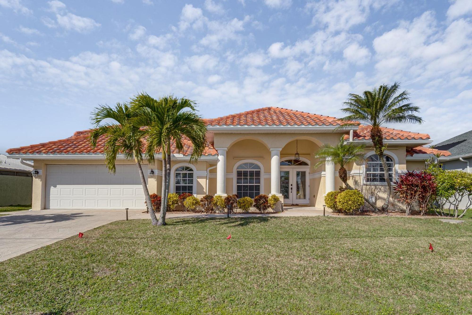 Holiday home Luxe Waterfront Oasis With Dock, Heated Pool And Spa!