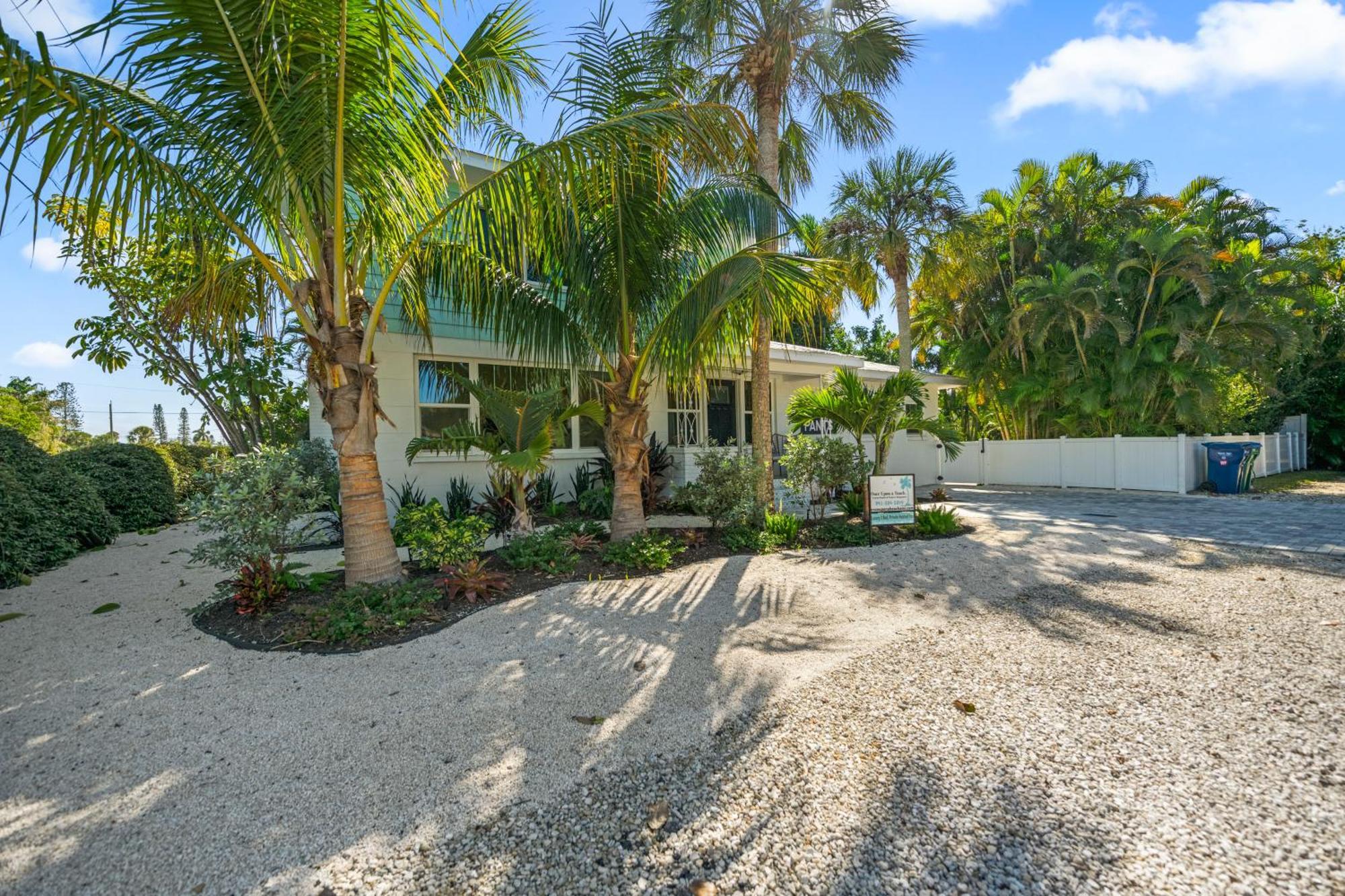 Holiday home Sandy Pants - Designer Chic Steps To Backyard Oasis W Heated Pool *