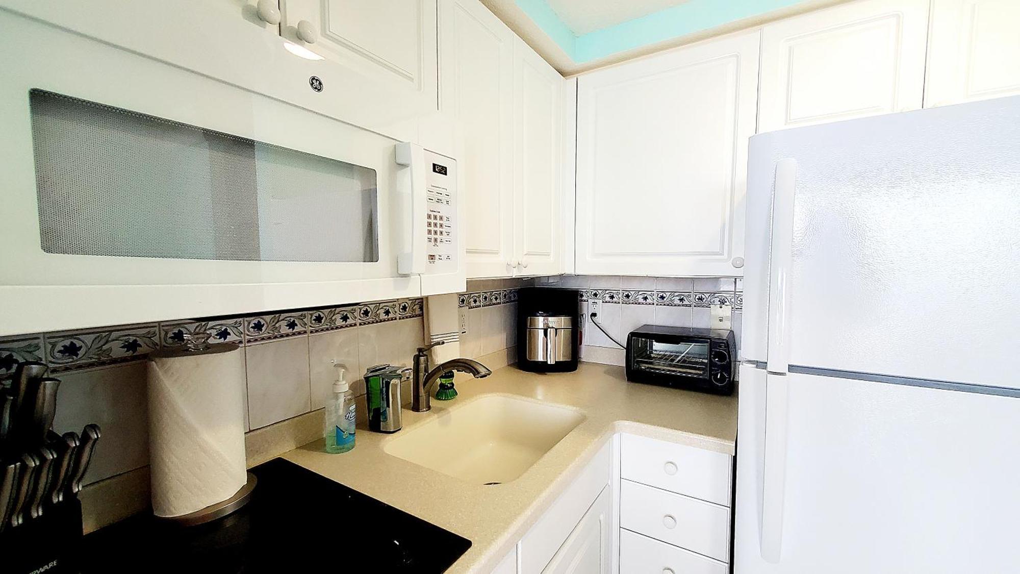 Sunkissed-modern Oceanfront Daytona Apartment