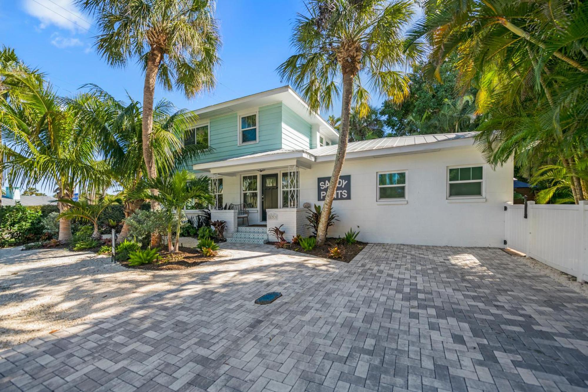 Holiday home Sandy Pants - Designer Chic Steps To Backyard Oasis W Heated Pool