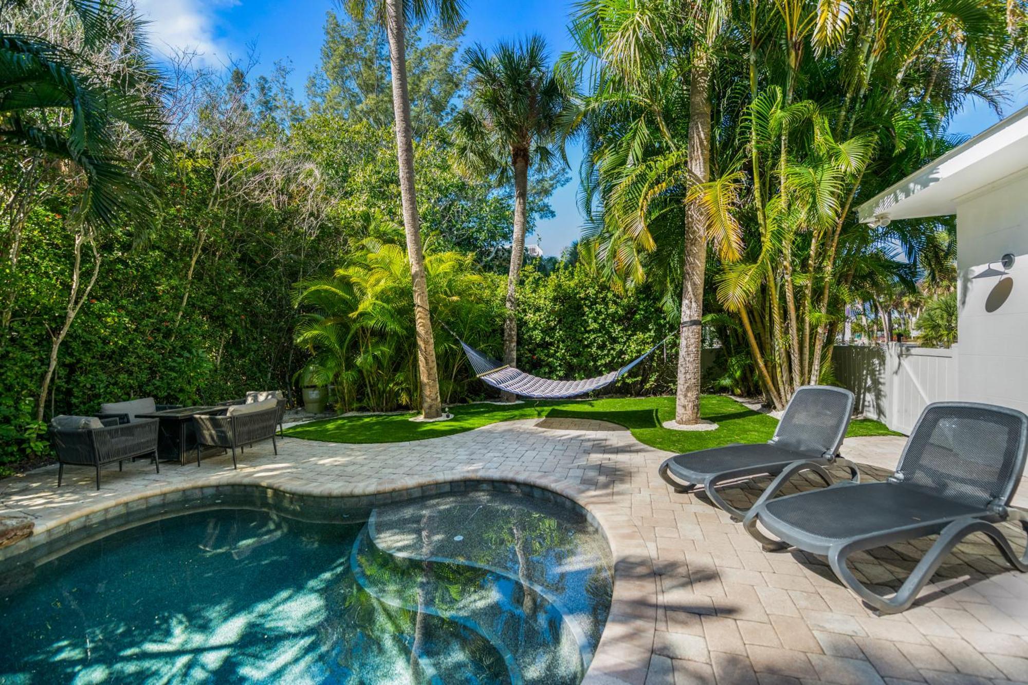 Holiday home Sandy Pants - Designer Chic Steps To Backyard Oasis W Heated Pool *