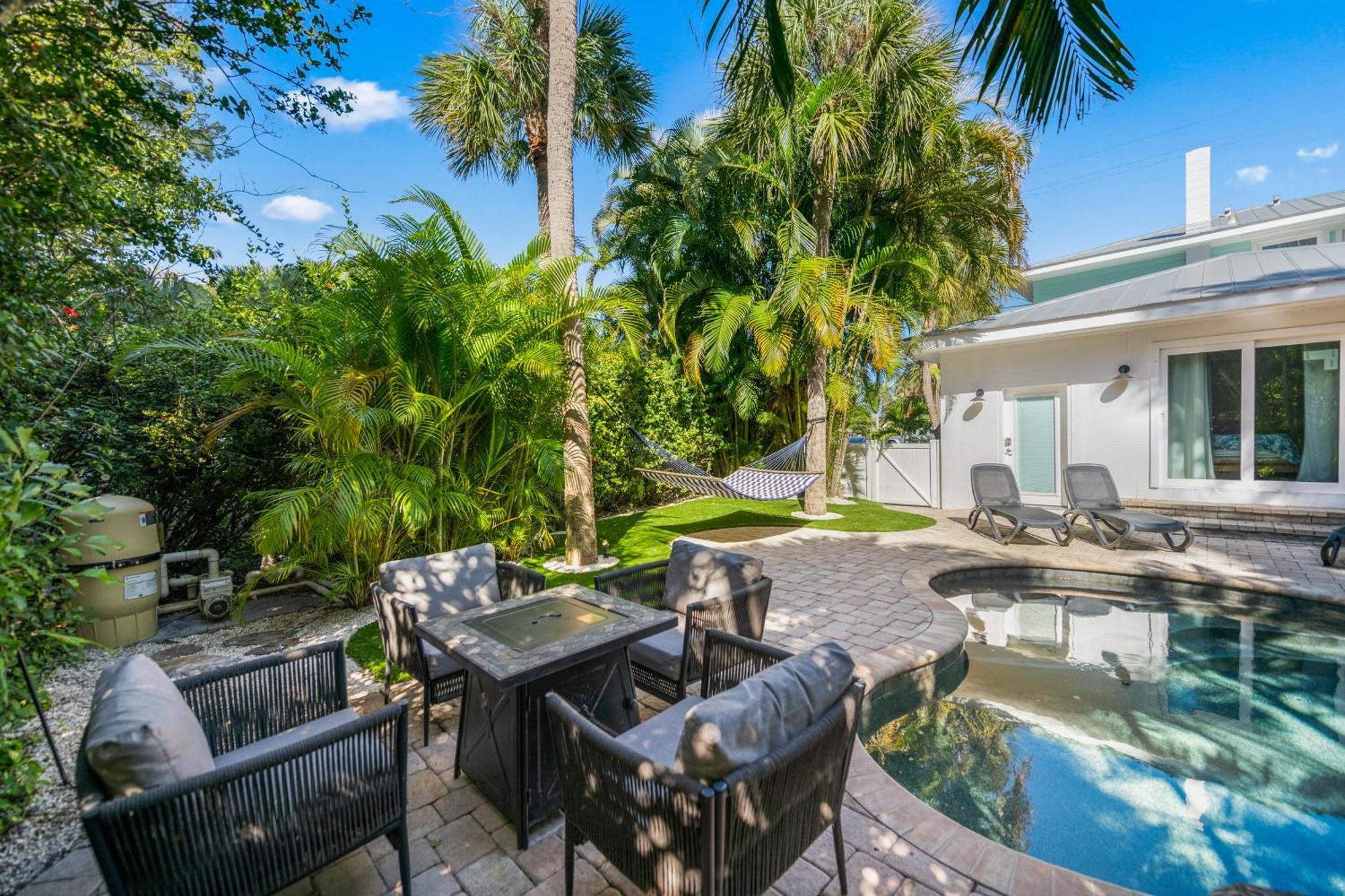Sandy Pants - Designer Chic Steps To Backyard Oasis W Heated Pool * Anna Maria