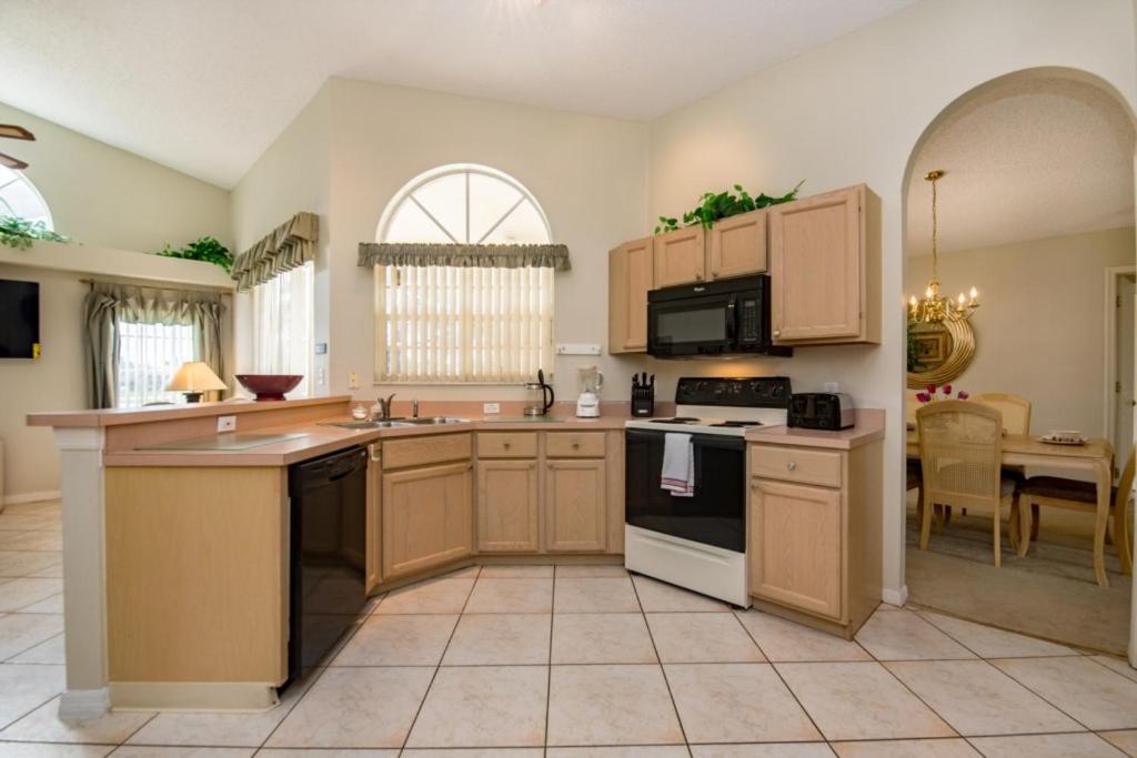 Executive Waterfront 4 Bed 3 Bath, South Facing With Private Pool And Lanai. Villa