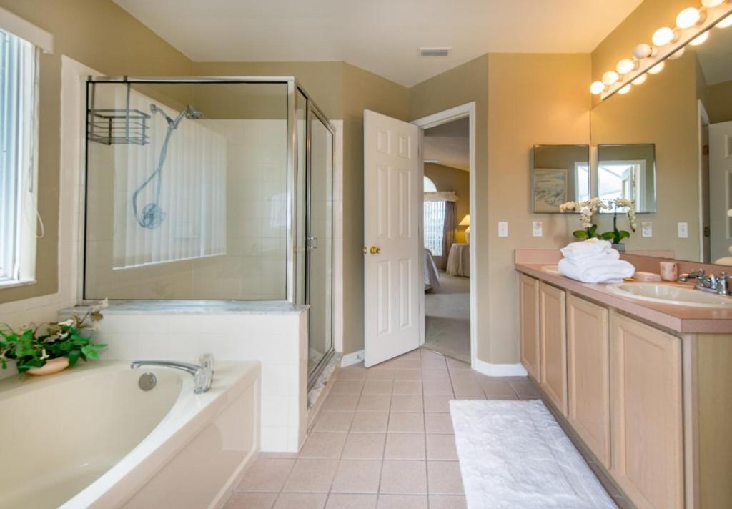 Executive Waterfront 4 Bed 3 Bath, South Facing With Private Pool And Lanai. Villa *