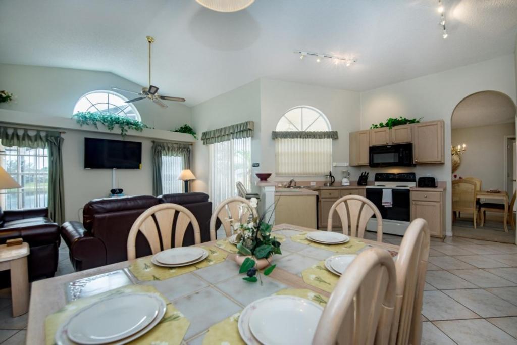Executive Waterfront 4 Bed 3 Bath, South Facing With Private Pool And Lanai. Villa