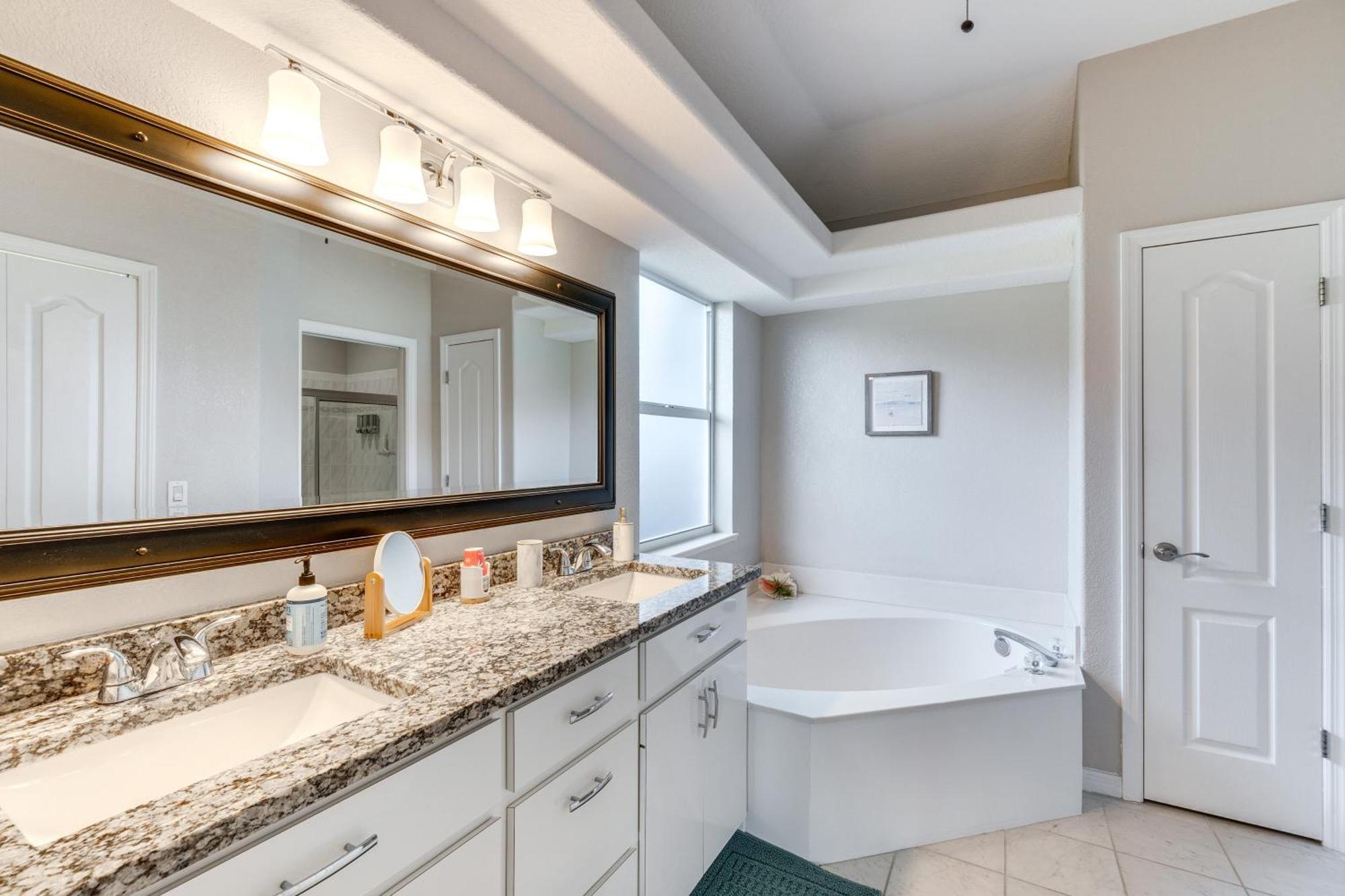 With Private Pool Steps To Canal! Holiday home Punta Gorda