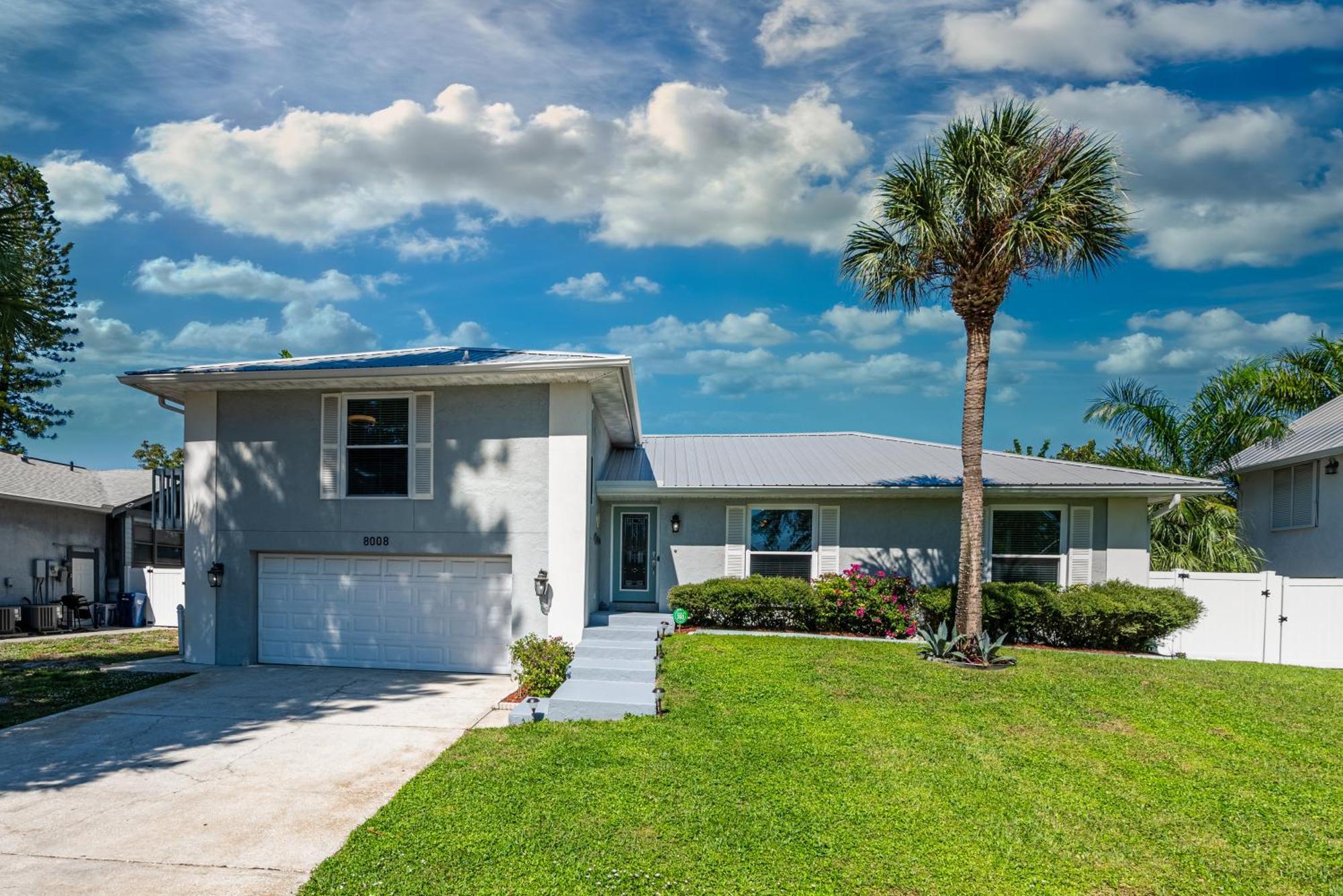 The Farm House! Spacious Private Pool With Grill And Fully Stocked Kitchen! Bradenton