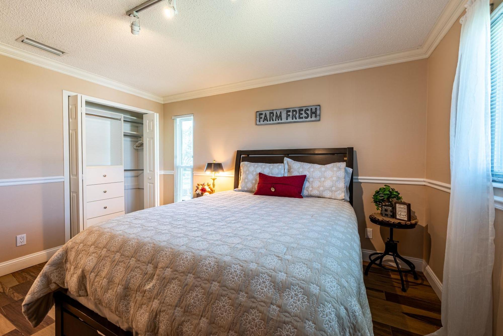 Holiday home The Farm House! Spacious Private Pool With Grill And Fully Stocked Kitchen!