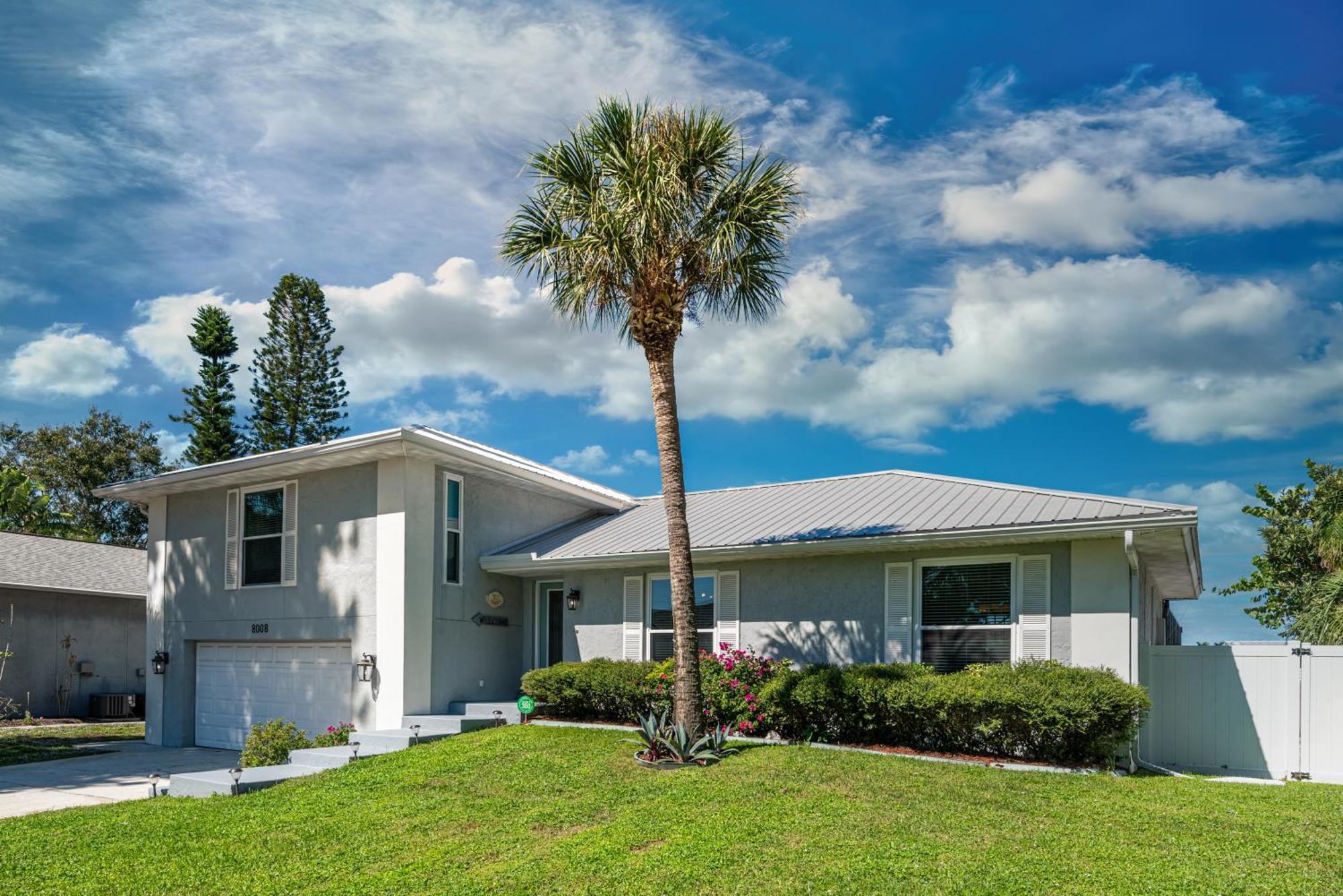 The Farm House! Spacious Private Pool With Grill And Fully Stocked Kitchen! Holiday home Bradenton