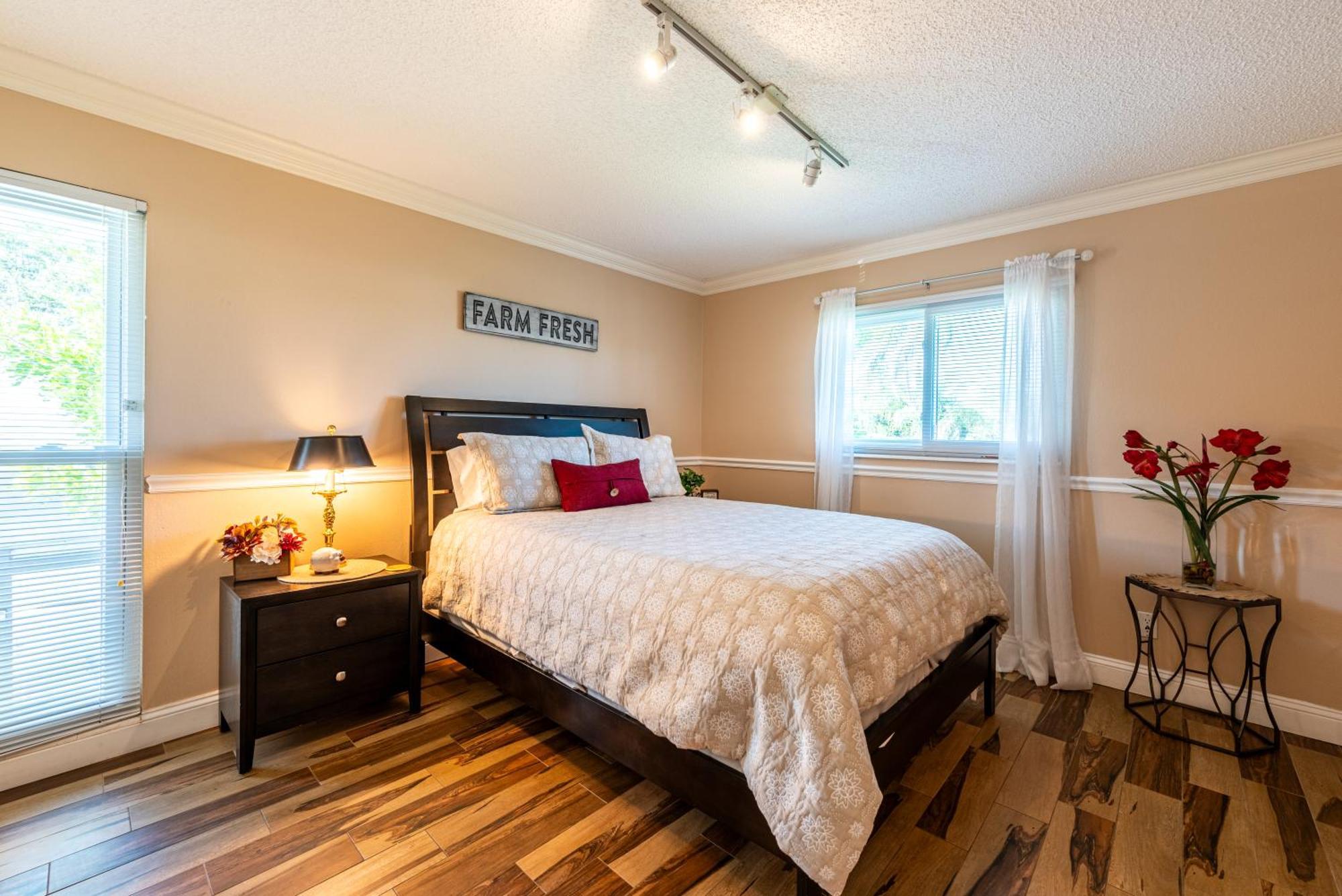 The Farm House! Spacious Private Pool With Grill And Fully Stocked Kitchen! Bradenton