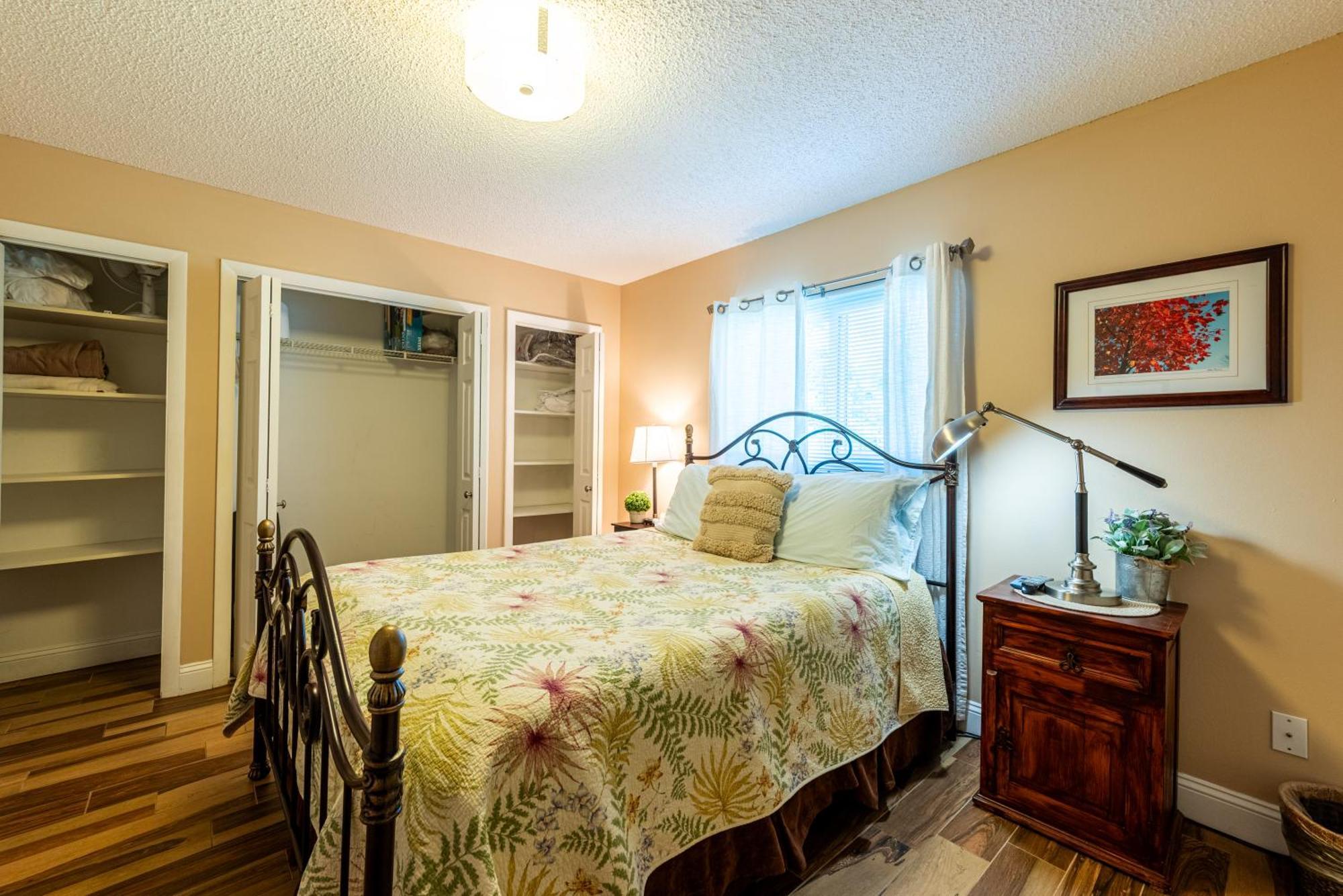 The Farm House! Spacious Private Pool With Grill And Fully Stocked Kitchen! *