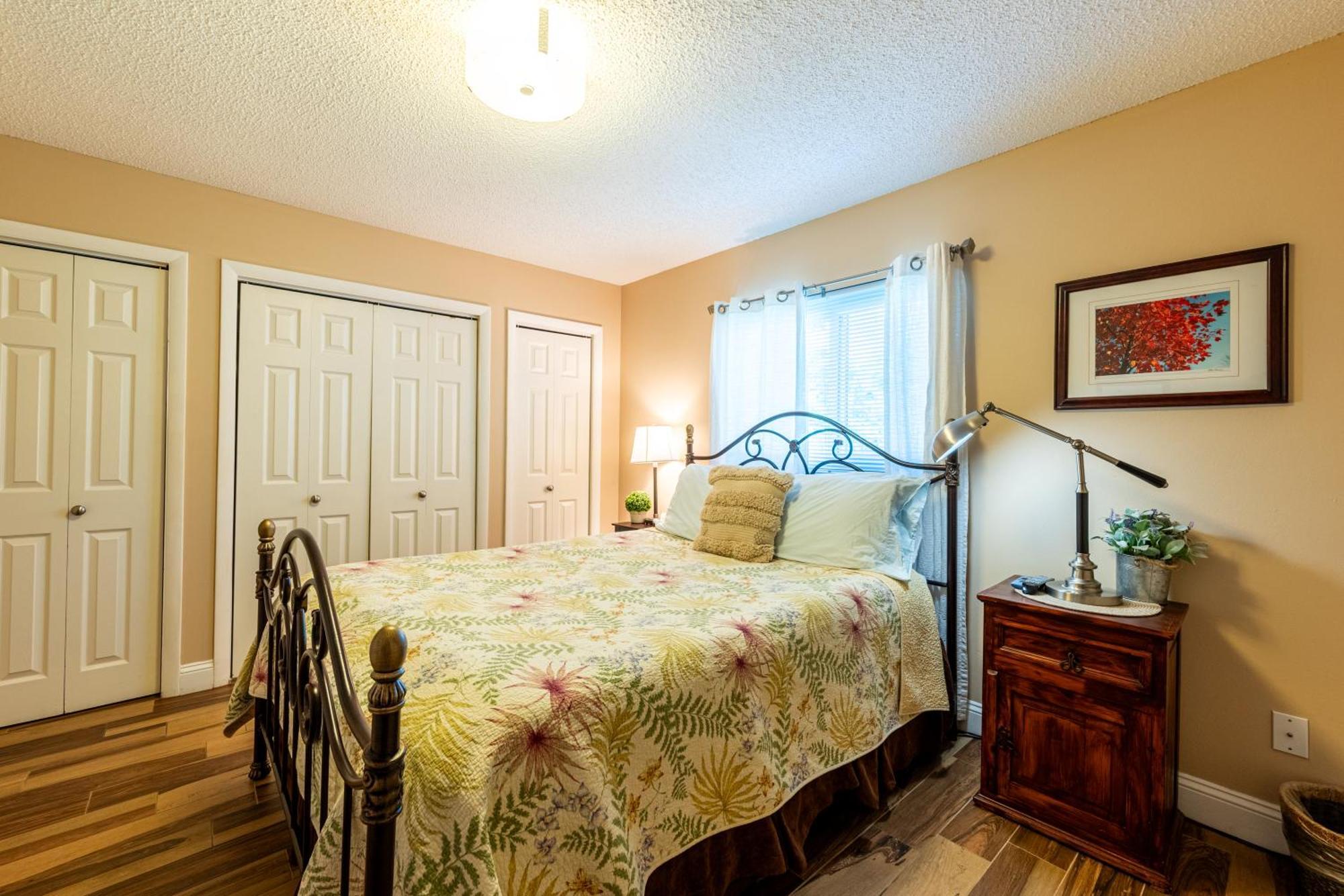 The Farm House! Spacious Private Pool With Grill And Fully Stocked Kitchen!