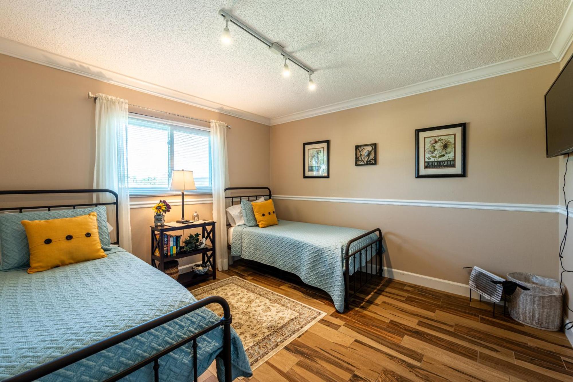 The Farm House! Spacious Private Pool With Grill And Fully Stocked Kitchen! Holiday home Bradenton