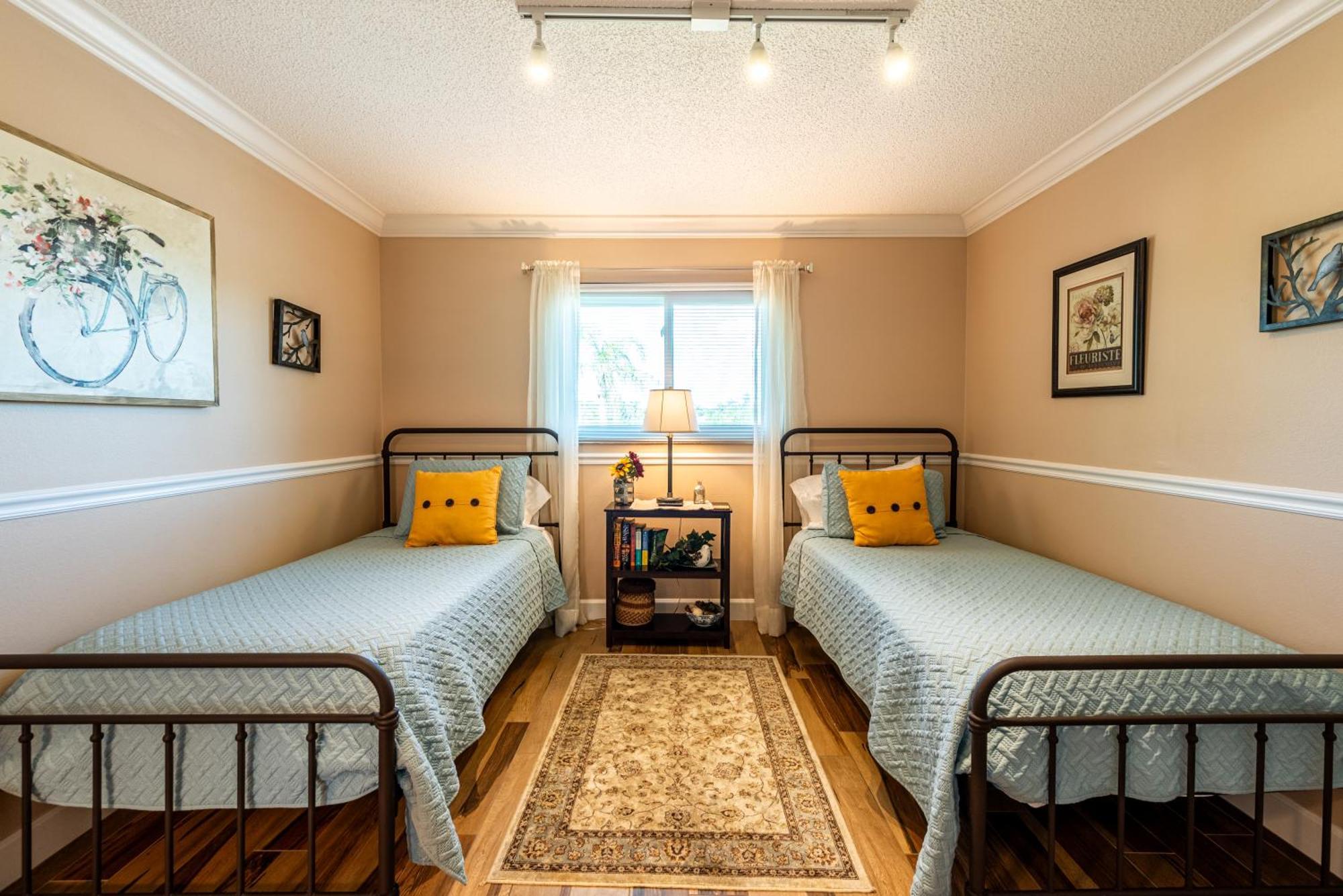 The Farm House! Spacious Private Pool With Grill And Fully Stocked Kitchen!