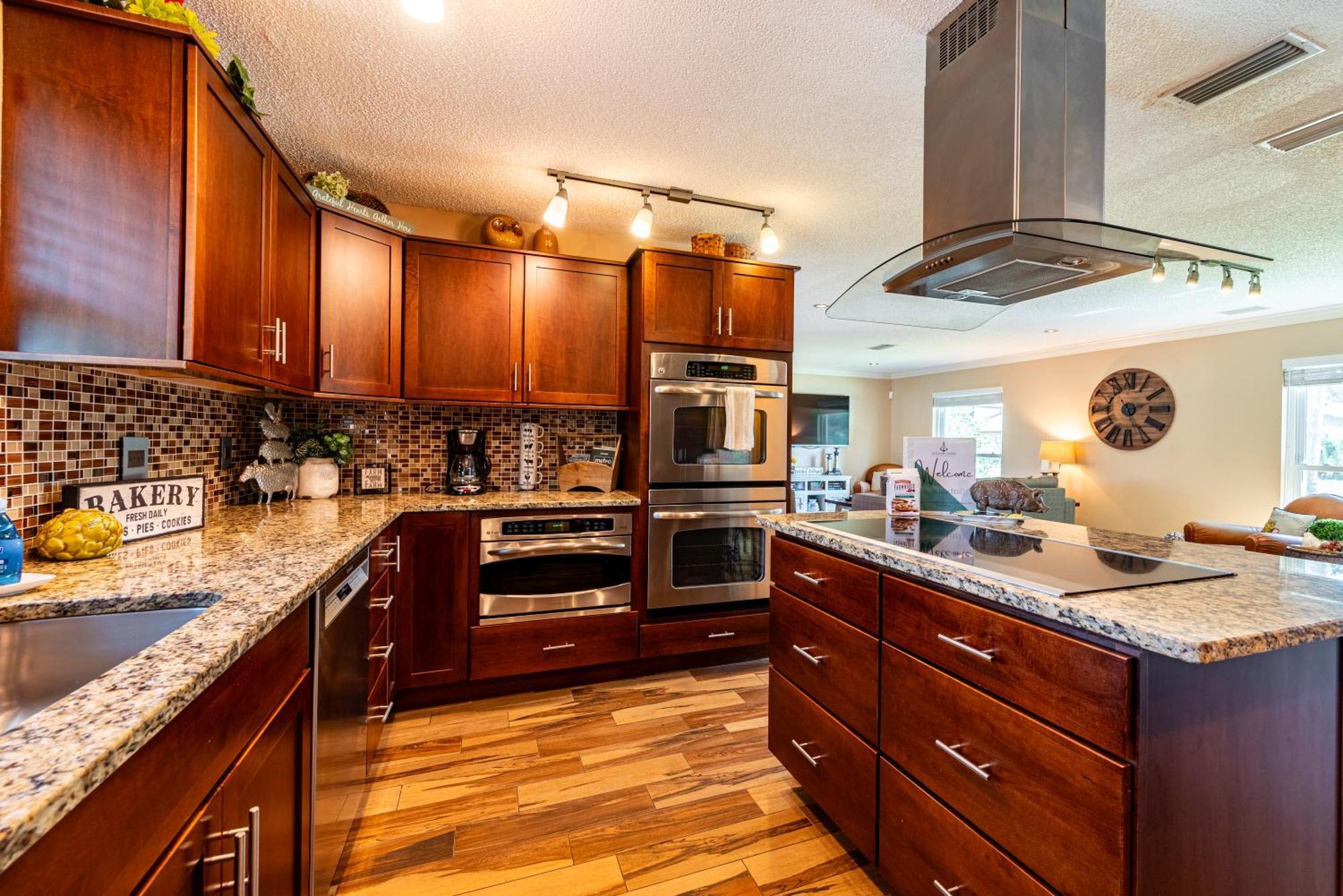 The Farm House! Spacious Private Pool With Grill And Fully Stocked Kitchen! Bradenton