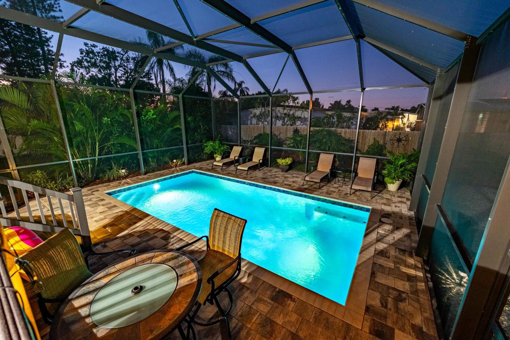 The Farm House! Spacious Private Pool With Grill And Fully Stocked Kitchen! Holiday home *