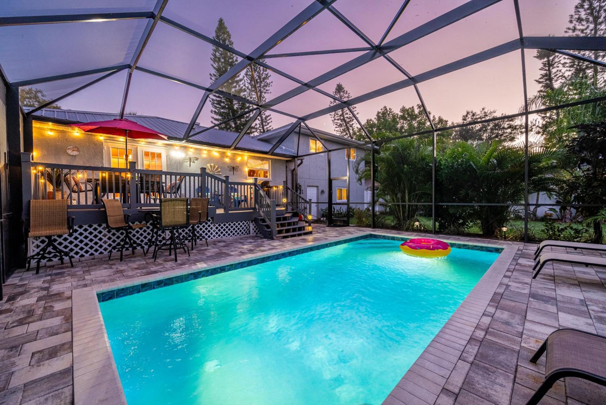The Farm House! Spacious Private Pool With Grill And Fully Stocked Kitchen! Bradenton