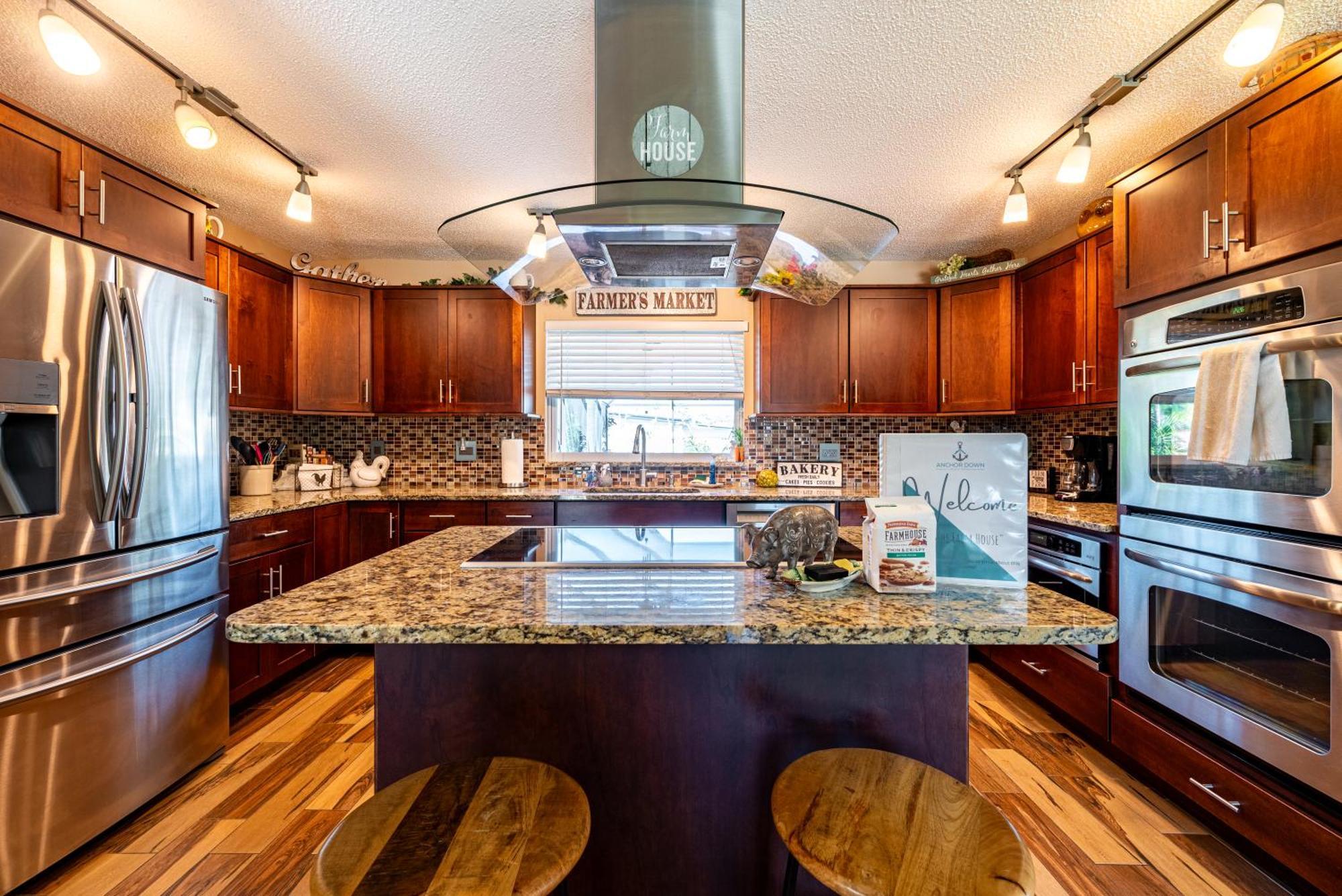The Farm House! Spacious Private Pool With Grill And Fully Stocked Kitchen! Holiday home Bradenton