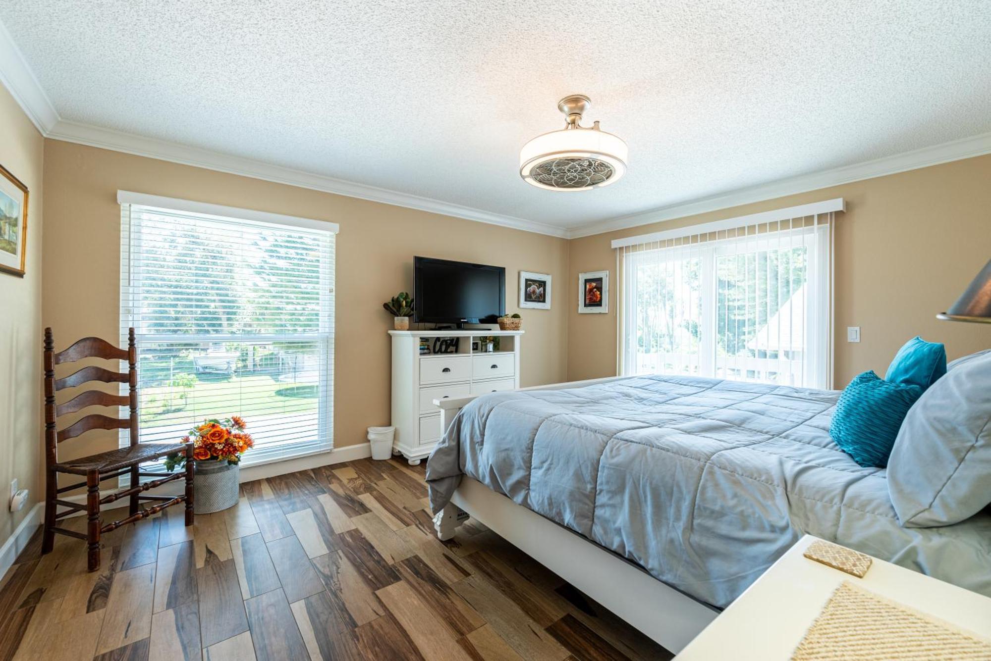 The Farm House! Spacious Private Pool With Grill And Fully Stocked Kitchen! Holiday home