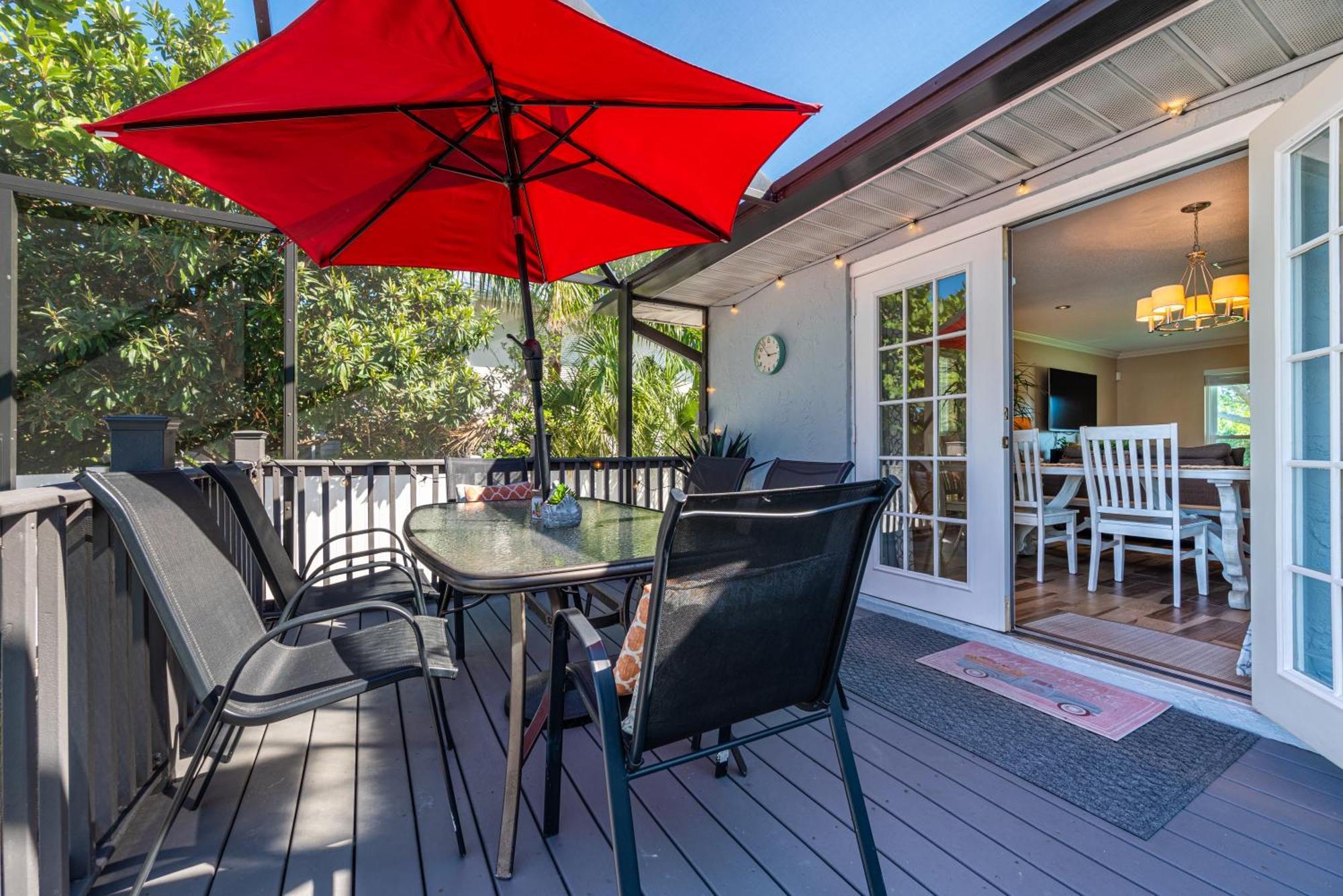 The Farm House! Spacious Private Pool With Grill And Fully Stocked Kitchen!