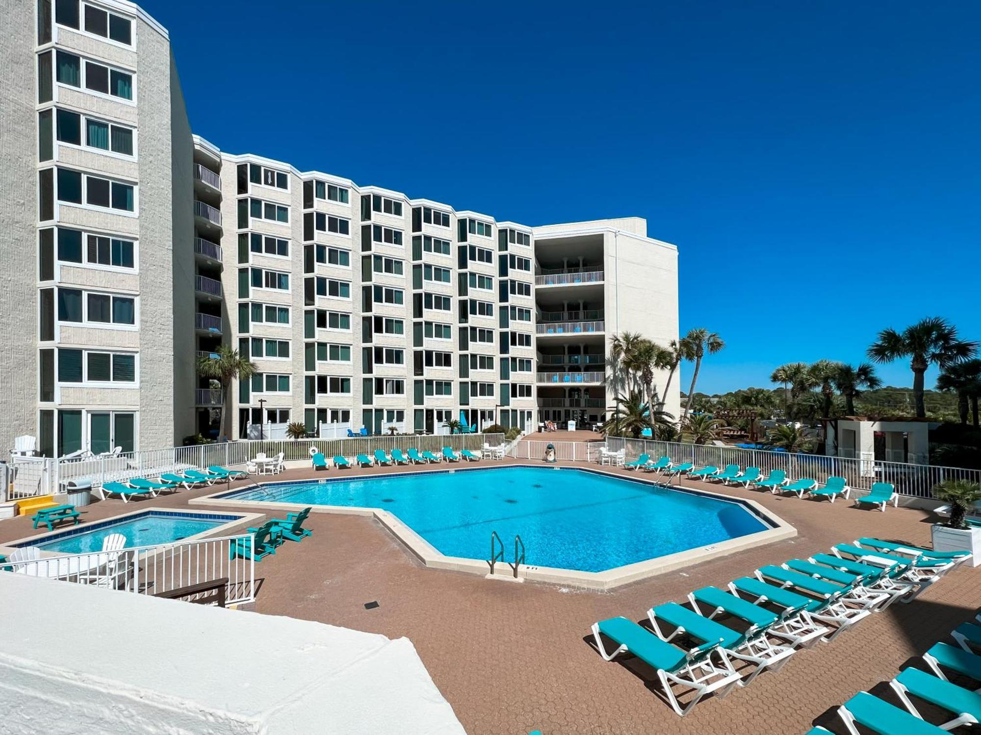 Beachfront - Perfect Location - Free Chairs Apartment
