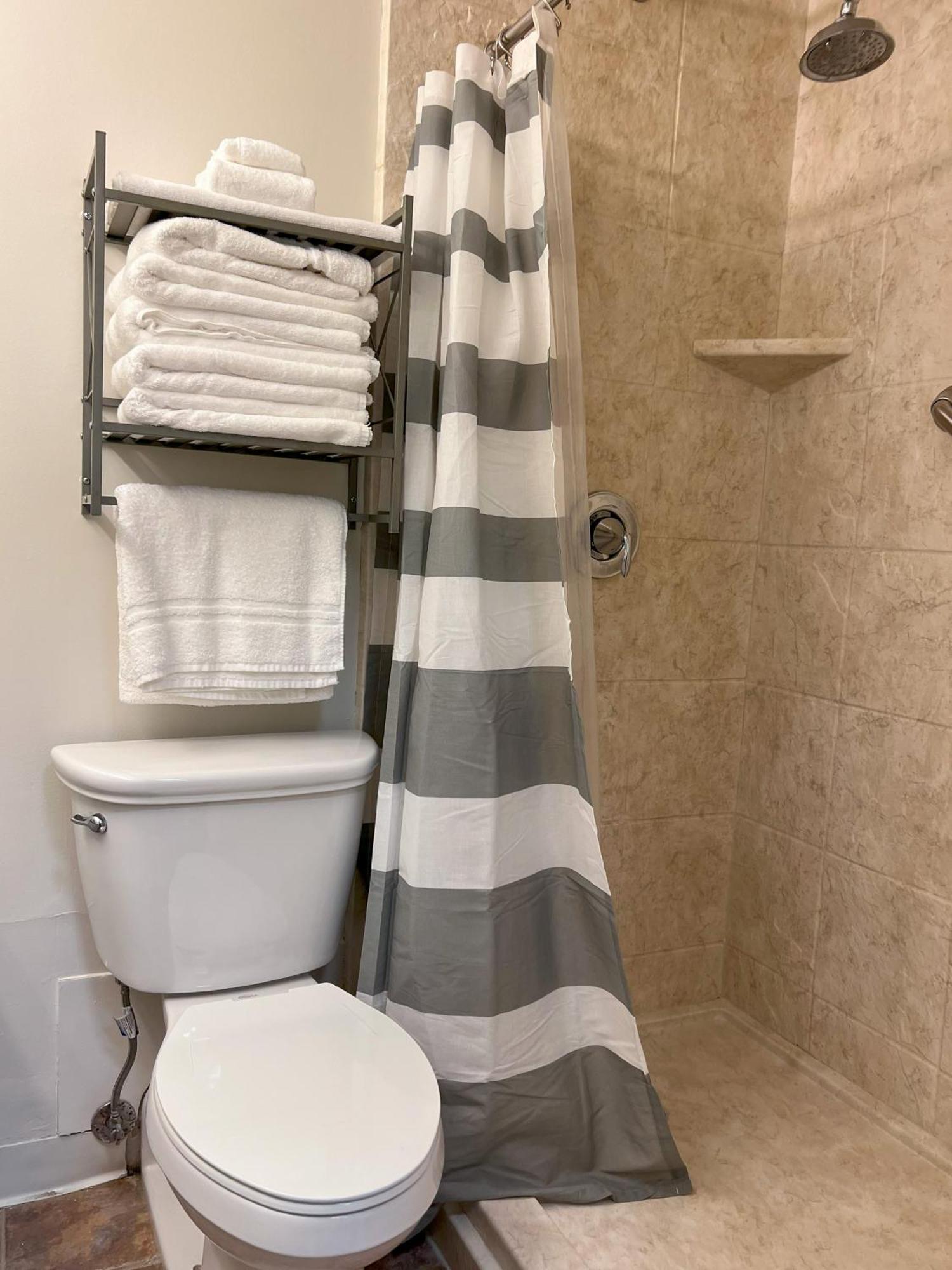 Beachfront - Perfect Location - Free Chairs Apartment *